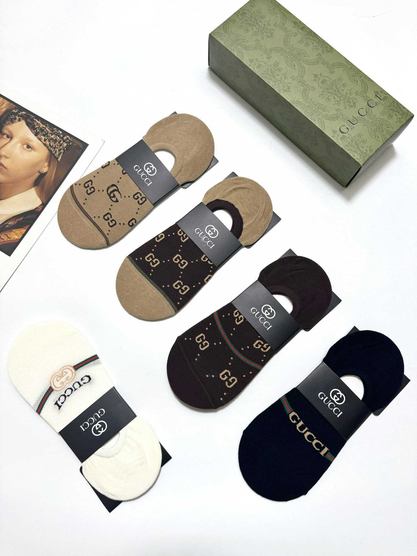  配包装
🌟【一盒5双】
 🌟Gucci 古琦 经典字母logo 纯棉船袜   ，ins超火爆空调袜，纯