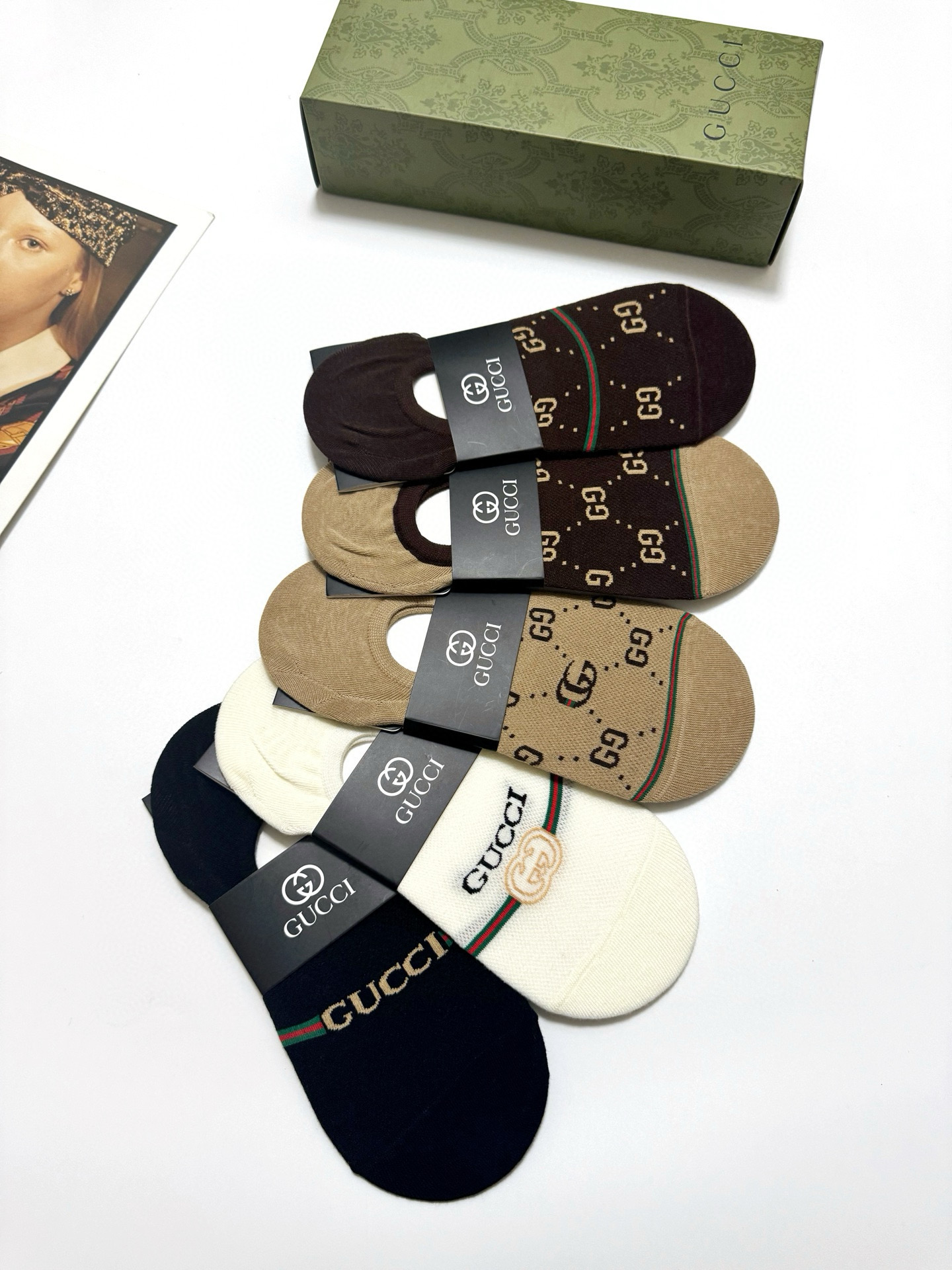  配包装
🌟【一盒5双】
 🌟Gucci 古琦 经典字母logo 纯棉船袜   ，ins超火爆空调袜，纯
