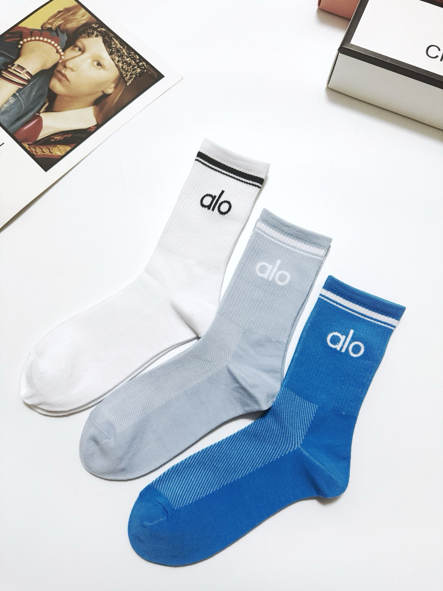  配包装
🌟【一盒3双】
 🌟 alo 经典字母logo 纯棉中筒袜   ，ins超火爆小腿短袜，纯棉面