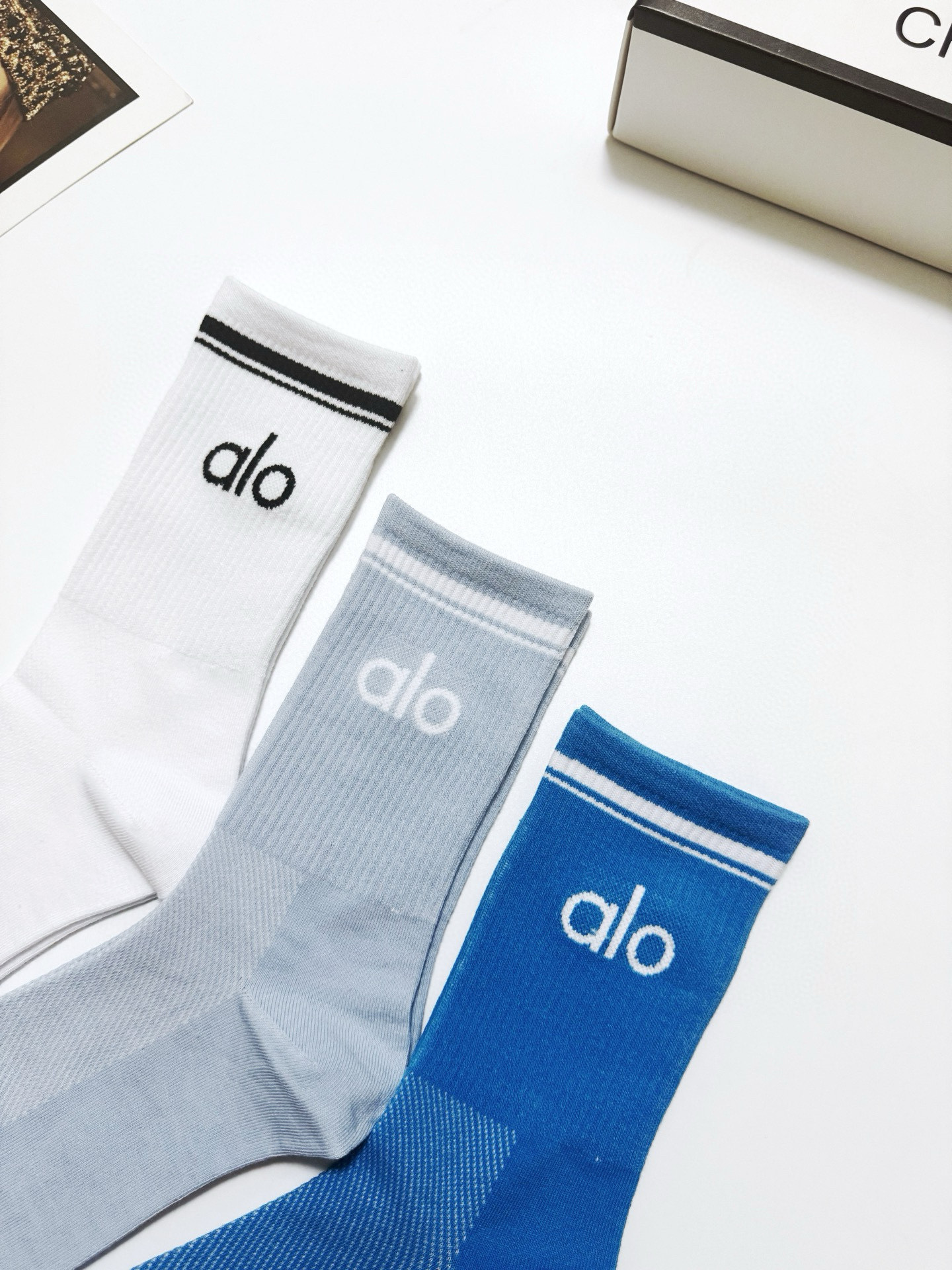  配包装
🌟【一盒3双】
 🌟 alo 经典字母logo 纯棉中筒袜   ，ins超火爆小腿短袜，纯棉面