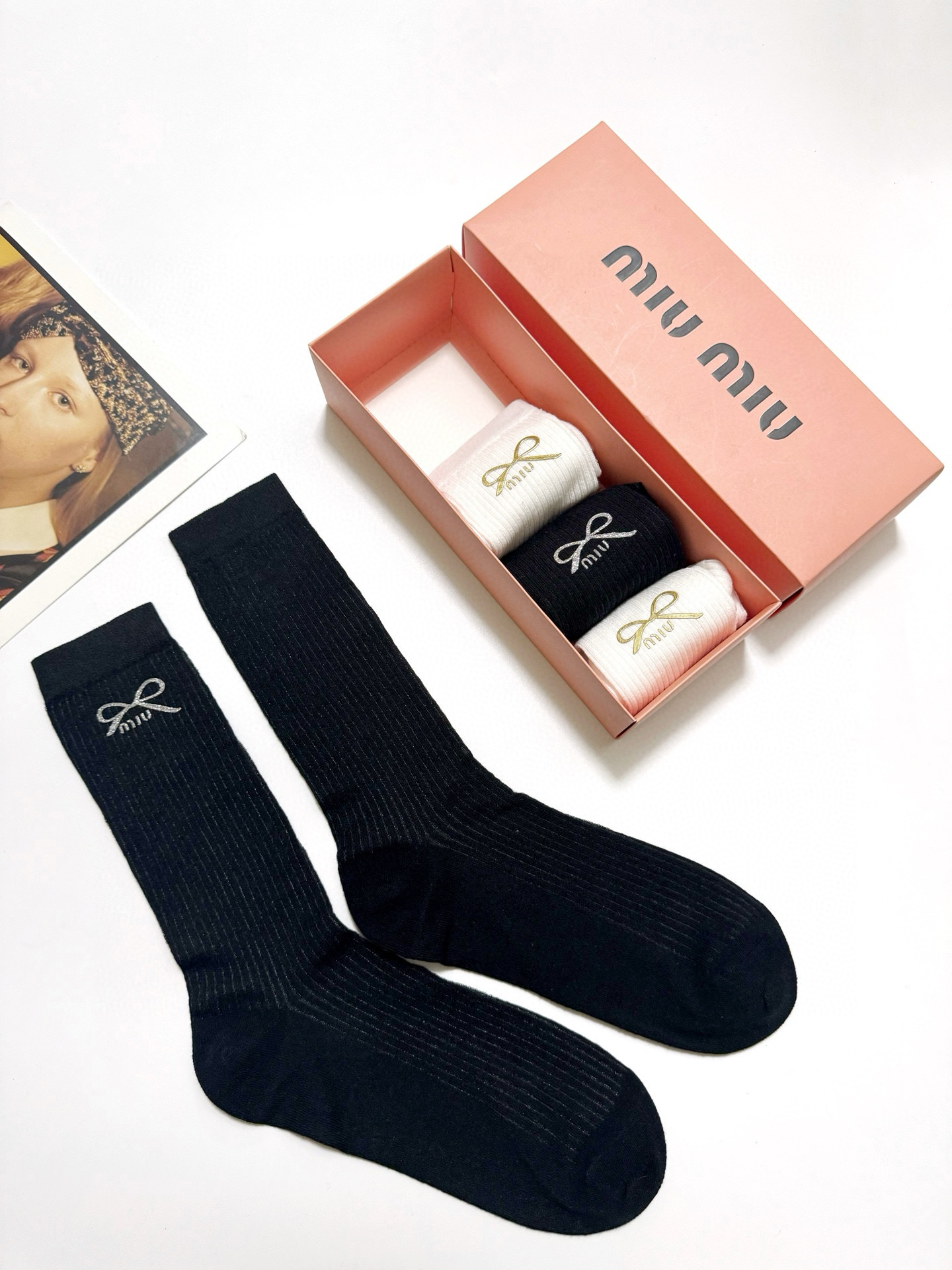  配包装
🌟【一盒4 双】
🌟缪缪 miumiu 经典字母logo 超薄无骨中筒袜，纯棉 条纹小腿袜 堆