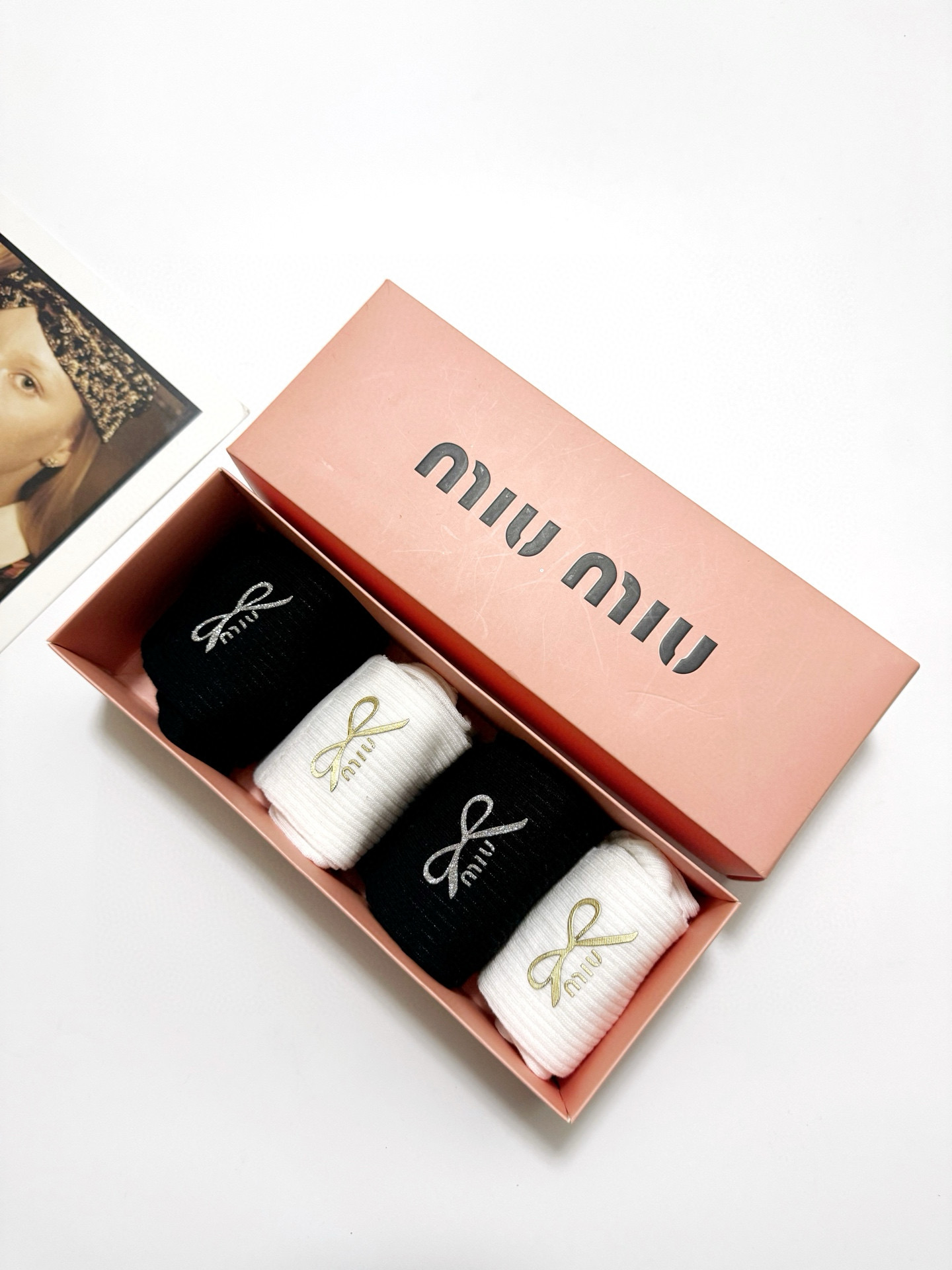  配包装
🌟【一盒4 双】
🌟缪缪 miumiu 经典字母logo 超薄无骨中筒袜，纯棉 条纹小腿袜 堆