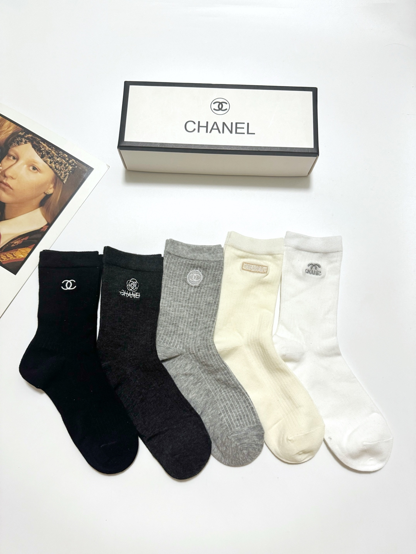  配包装
🌟【一盒5 双】
 🌟Chanel 香奈儿 经典字母logo 纯棉中筒袜 ，ins超火爆空调袜