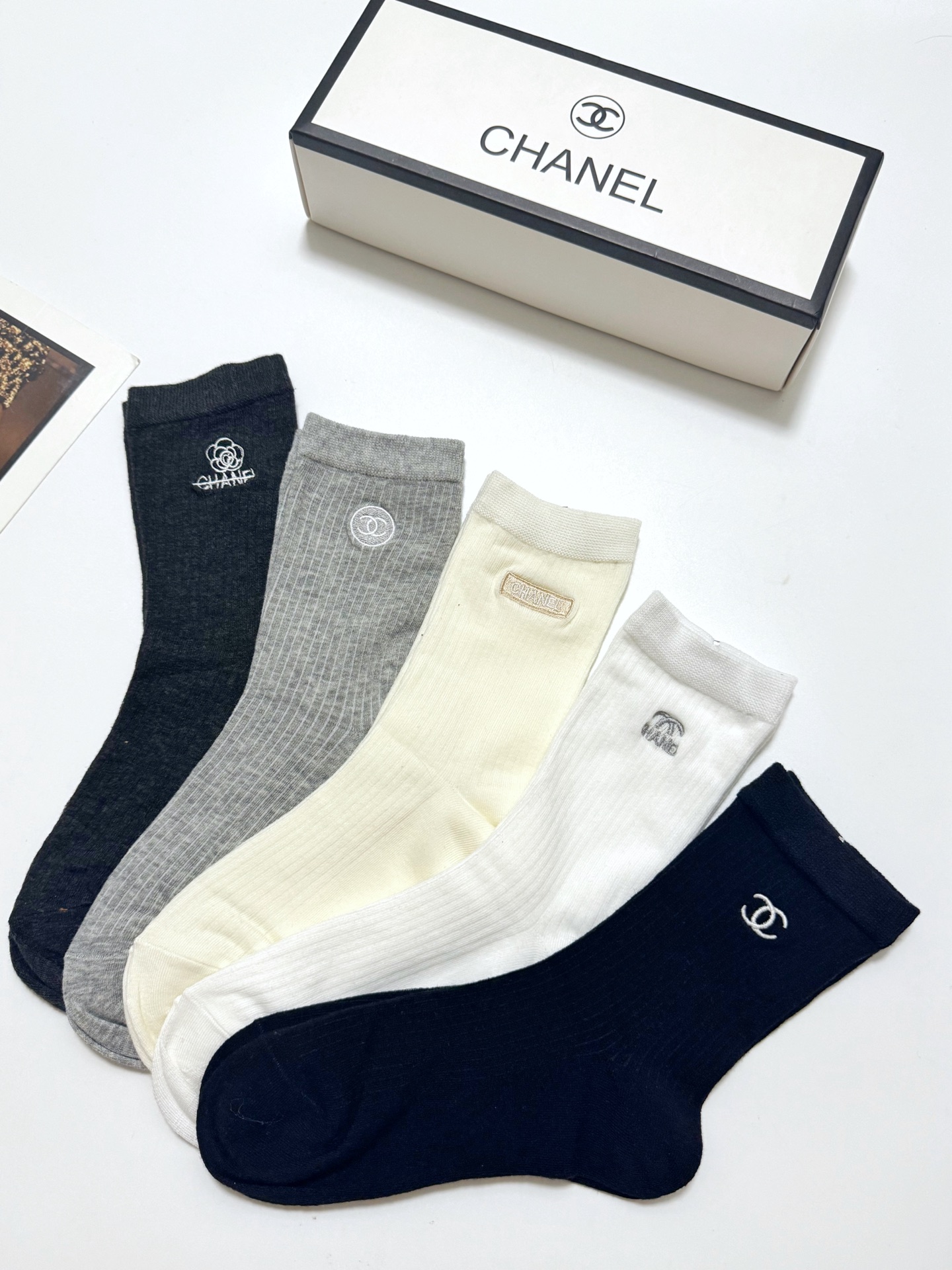  配包装
🌟【一盒5 双】
 🌟Chanel 香奈儿 经典字母logo 纯棉中筒袜 ，ins超火爆空调袜