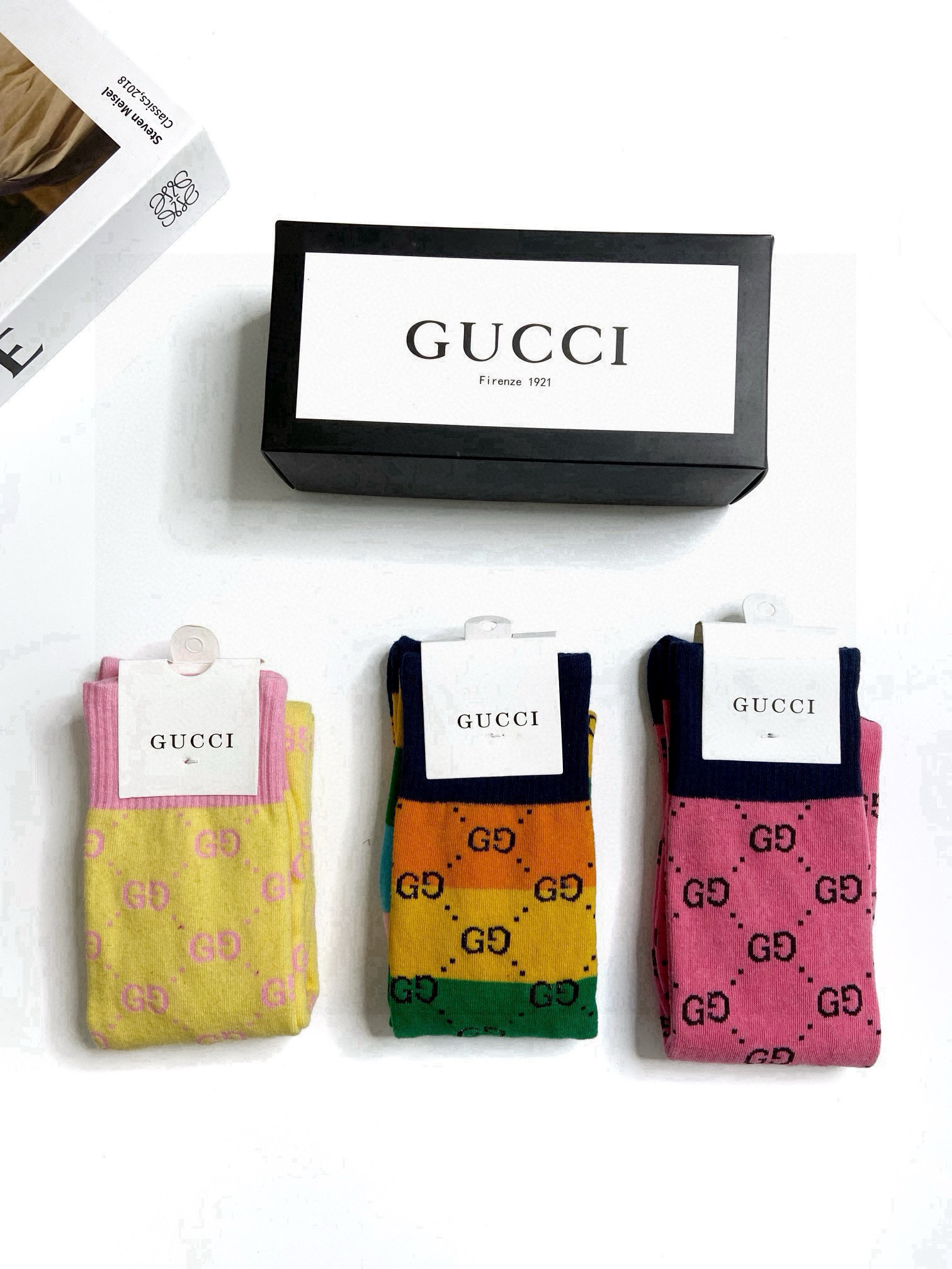  配包装
🌟【一盒3 双】
🌟Gucci  古奇 爆款双G字母 长筒袜 小腿袜
。专柜同步发售ing ，