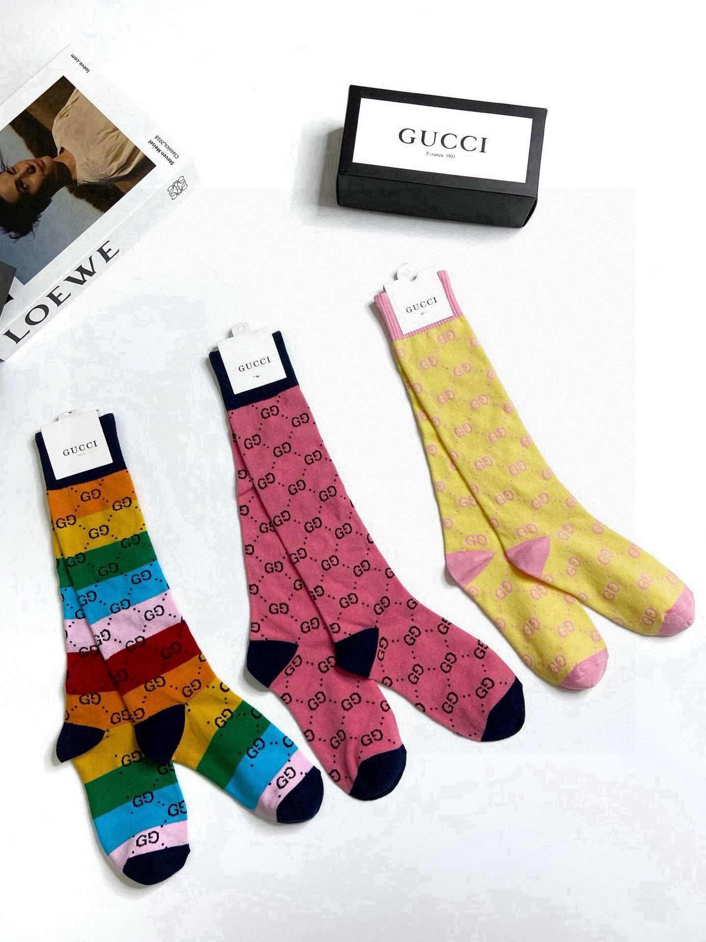  配包装
🌟【一盒3 双】
🌟Gucci  古奇 爆款双G字母 长筒袜 小腿袜
。专柜同步发售ing ，