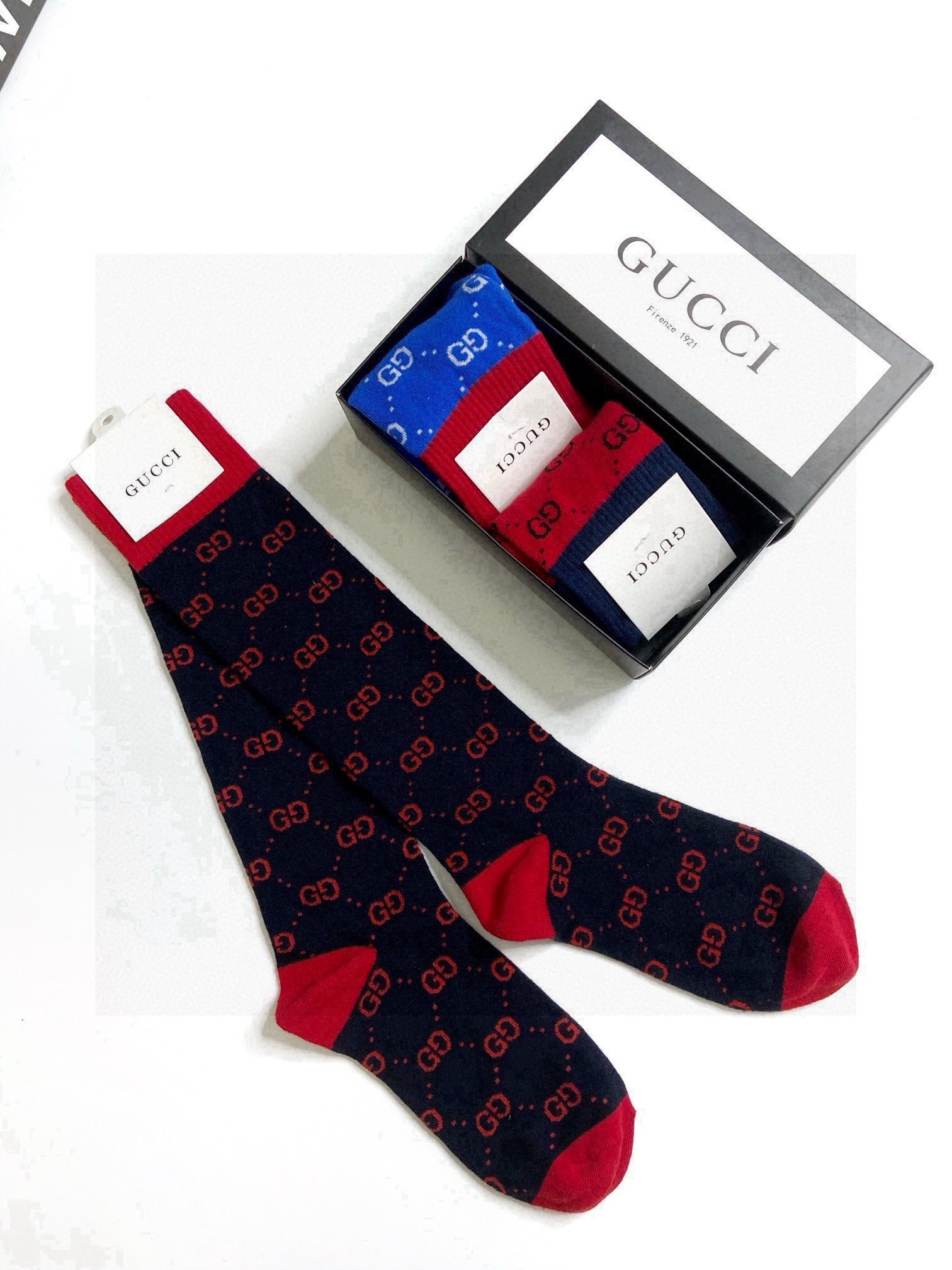  配包装
🌟【一盒3 双】
🌟Gucci  古奇 爆款双G字母 长筒袜 小腿袜
。专柜同步发售ing ，