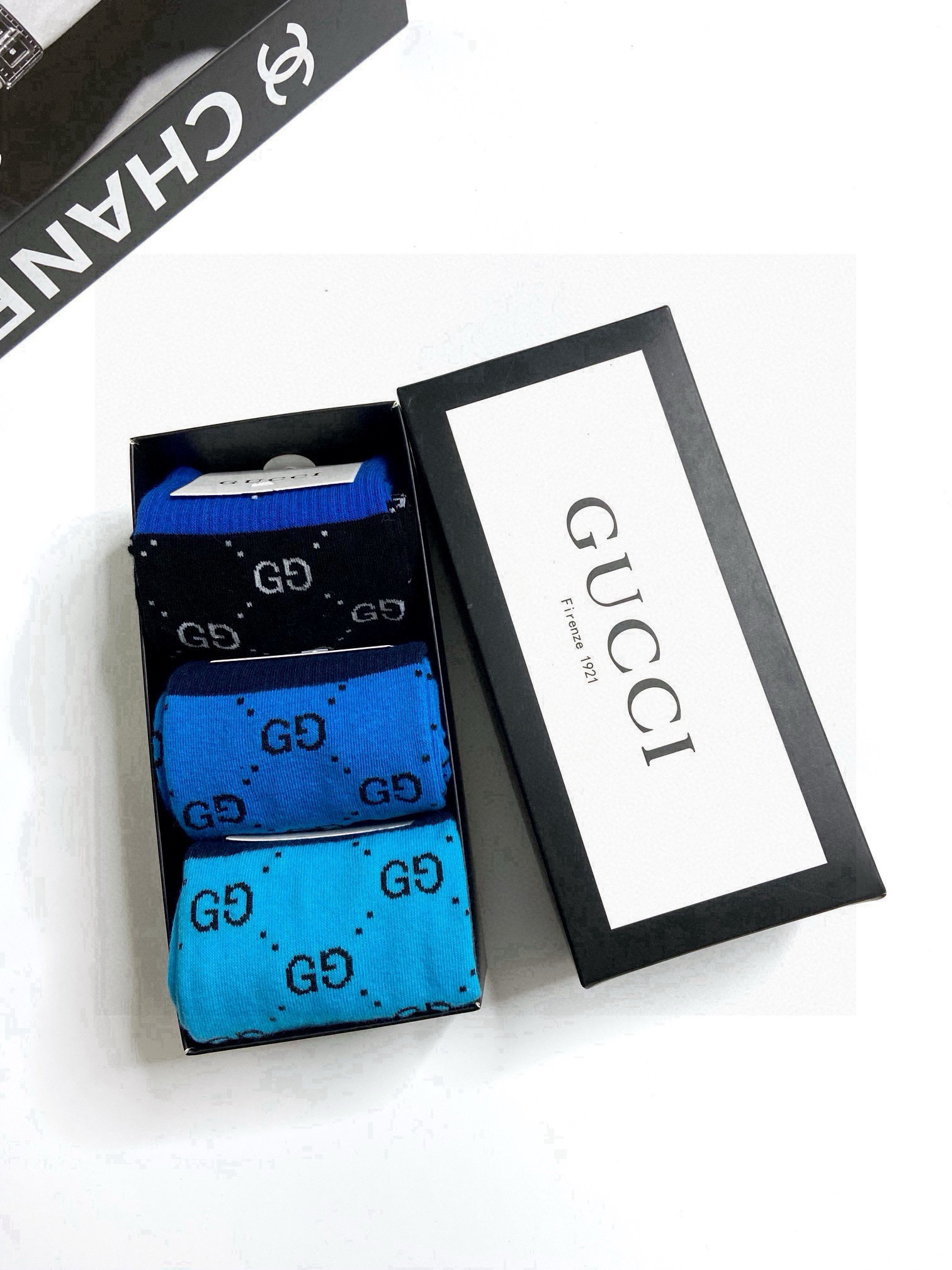  配包装
🌟【一盒3 双】
🌟Gucci  古奇 爆款双G字母 长筒袜 小腿袜
。专柜同步发售ing ，