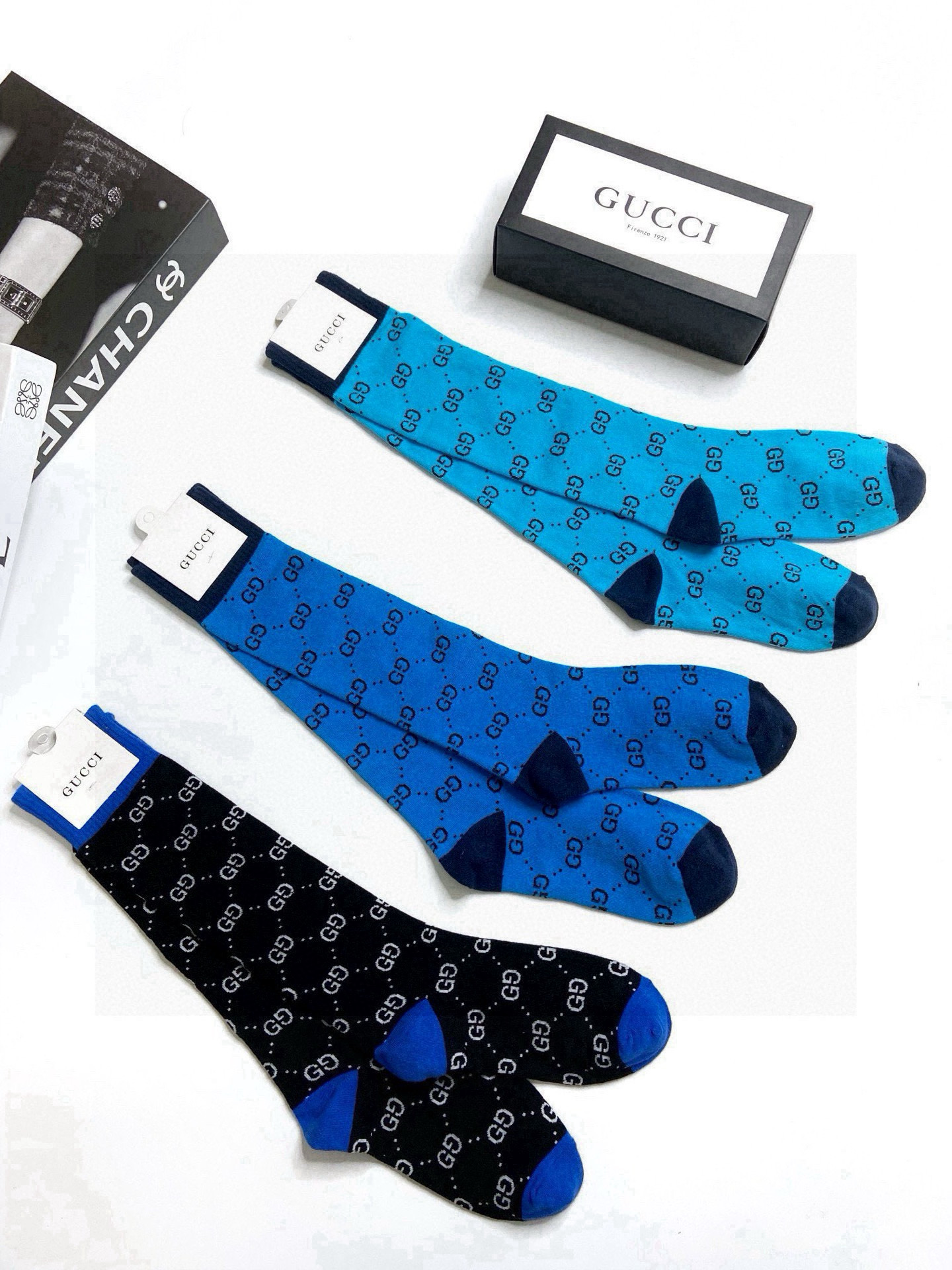  配包装
🌟【一盒3 双】
🌟Gucci  古奇 爆款双G字母 长筒袜 小腿袜
。专柜同步发售ing ，