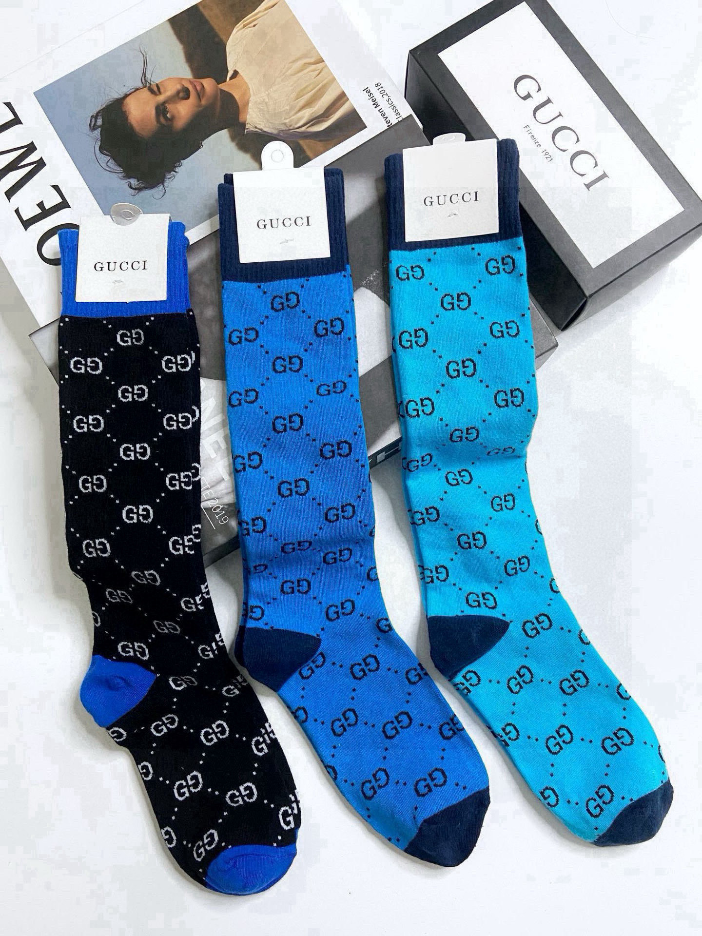  配包装
🌟【一盒3 双】
🌟Gucci  古奇 爆款双G字母 长筒袜 小腿袜
。专柜同步发售ing ，