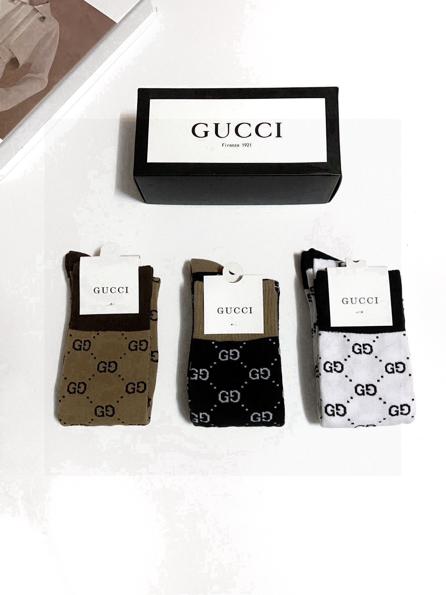  配包装
🌟【一盒3 双】
🌟Gucci  古奇 爆款双G字母 长筒袜 小腿袜
。专柜同步发售ing ，