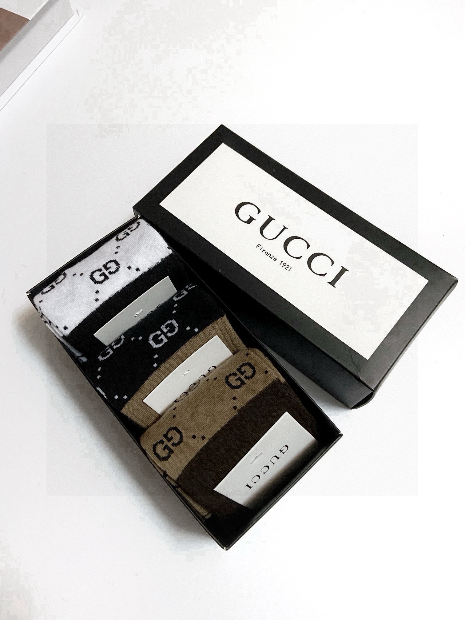  配包装
🌟【一盒3 双】
🌟Gucci  古奇 爆款双G字母 长筒袜 小腿袜
。专柜同步发售ing ，