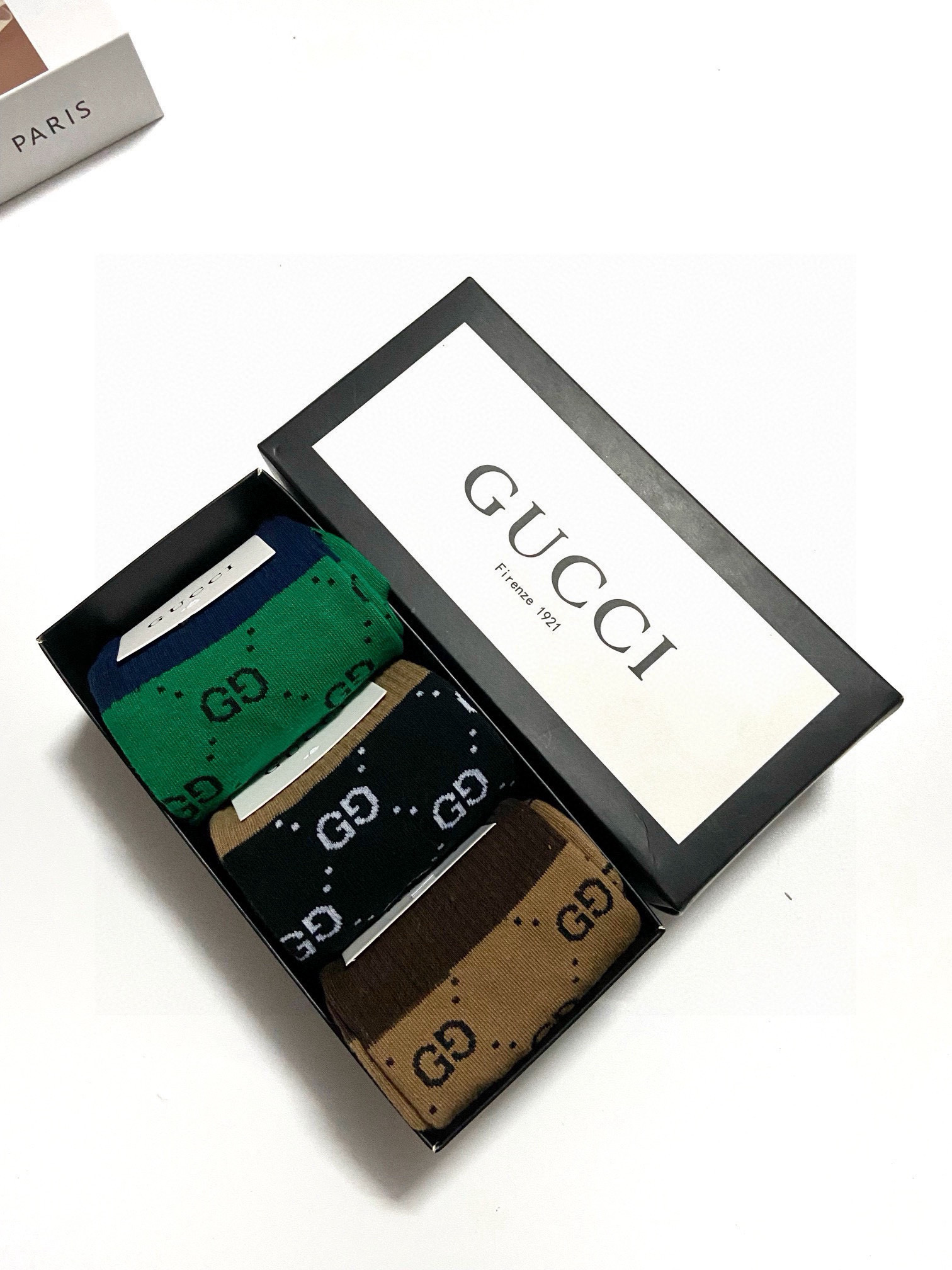  配包装
🌟【一盒3 双】
🌟Gucci  古奇 爆款双G字母 长筒袜 小腿袜
。专柜同步发售ing ，