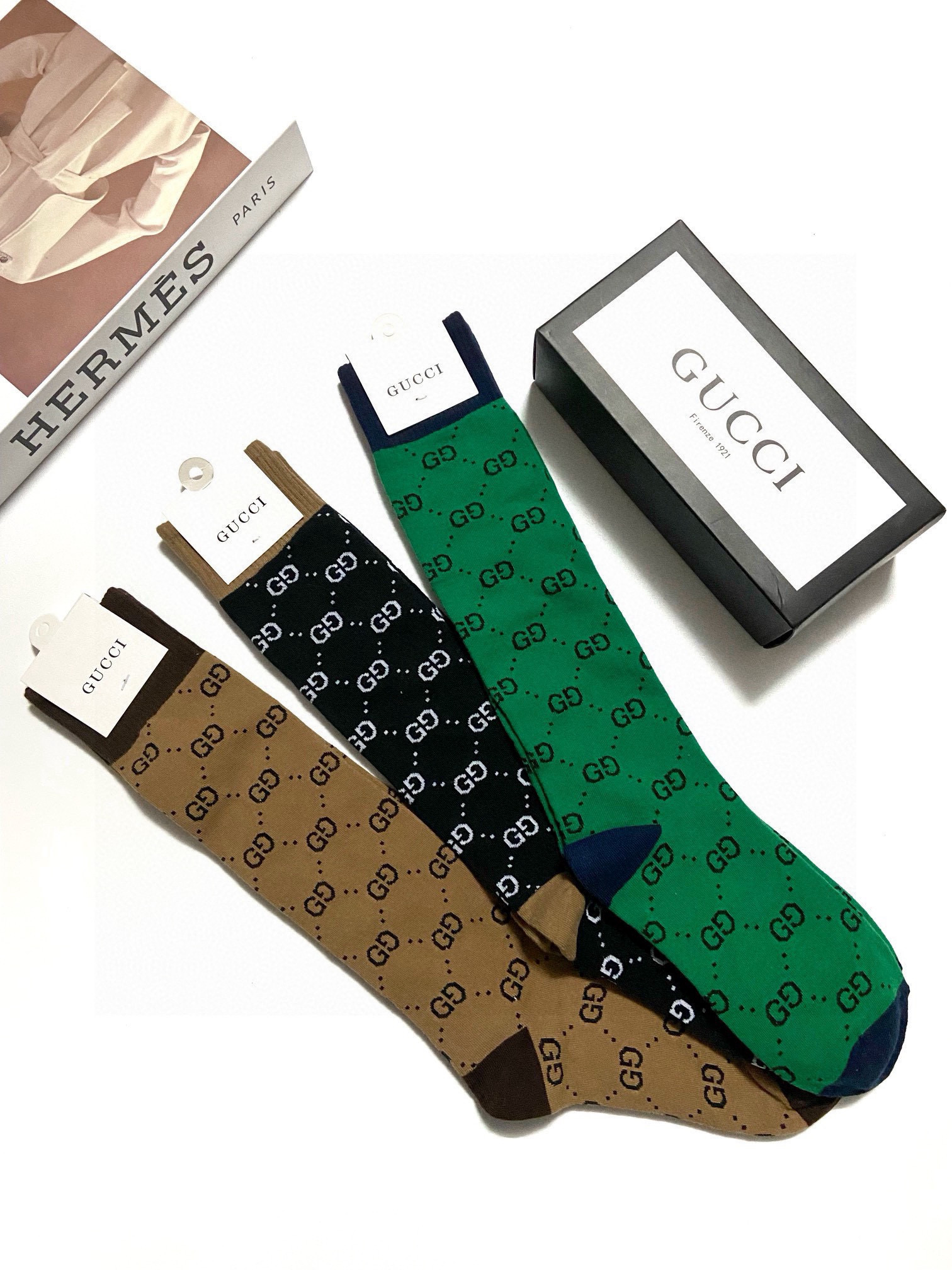  配包装
🌟【一盒3 双】
🌟Gucci  古奇 爆款双G字母 长筒袜 小腿袜
。专柜同步发售ing ，