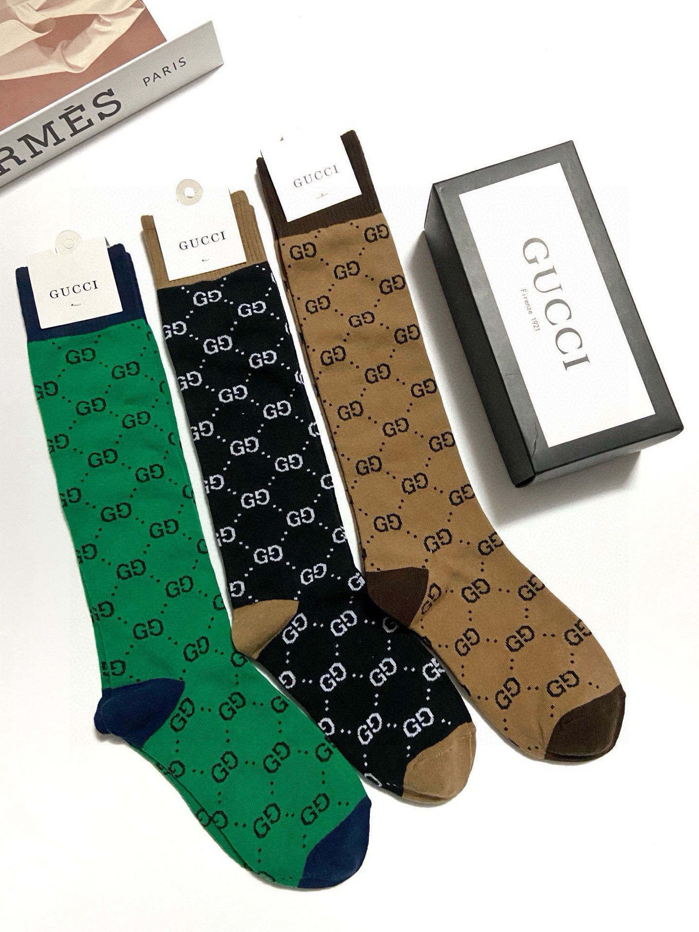  配包装
🌟【一盒3 双】
🌟Gucci  古奇 爆款双G字母 长筒袜 小腿袜
。专柜同步发售ing ，