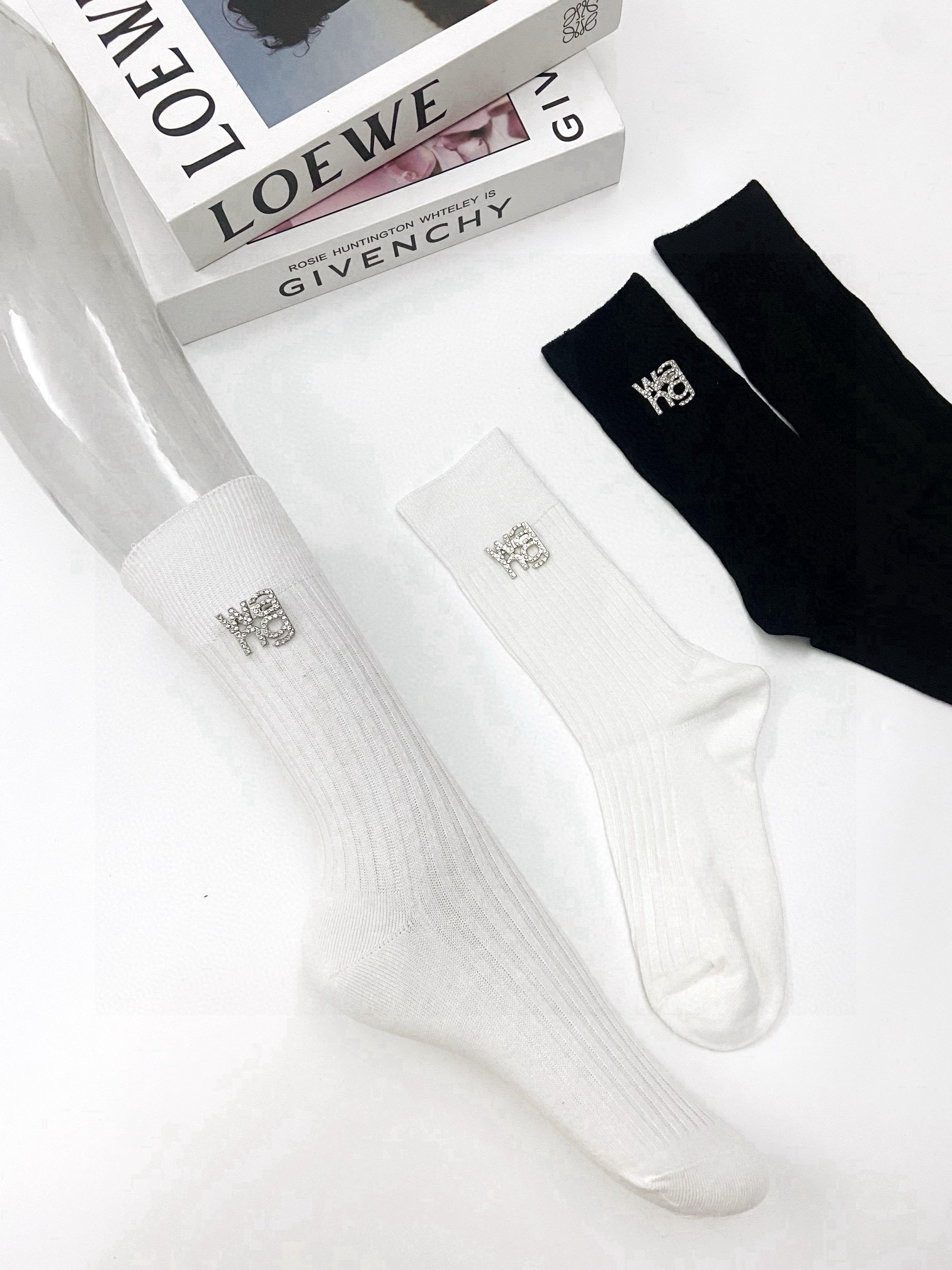  配包装
🌟【一盒2 双】
 🌟亚历山大·王 alexanderwang经典字母logo 别针 纯棉中筒