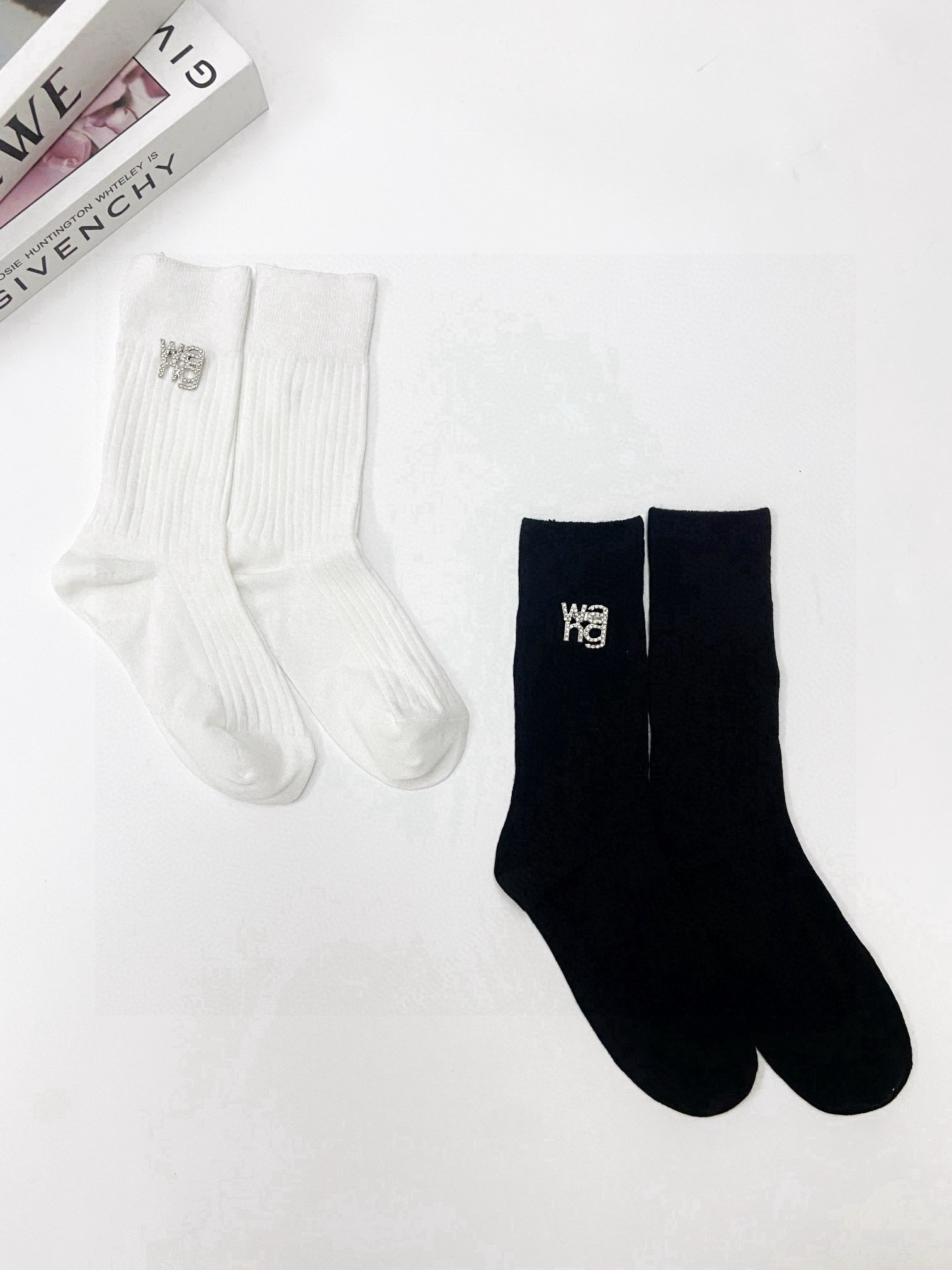  配包装
🌟【一盒2 双】
 🌟亚历山大·王 alexanderwang经典字母logo 别针 纯棉中筒