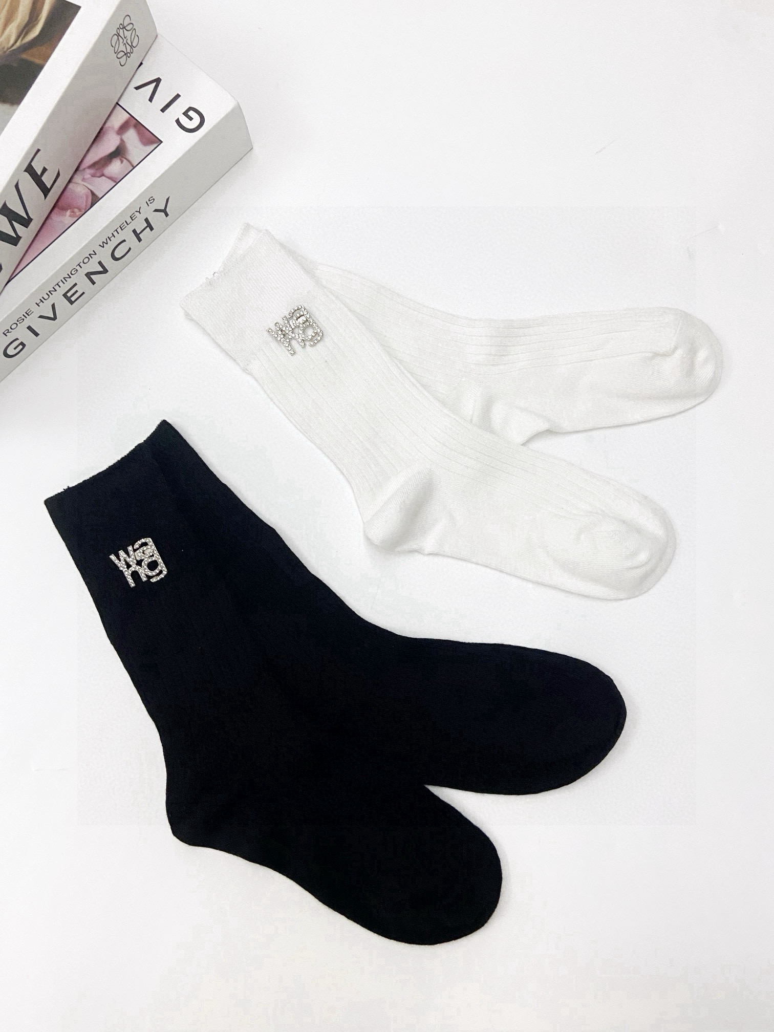  配包装
🌟【一盒2 双】
 🌟亚历山大·王 alexanderwang经典字母logo 别针 纯棉中筒