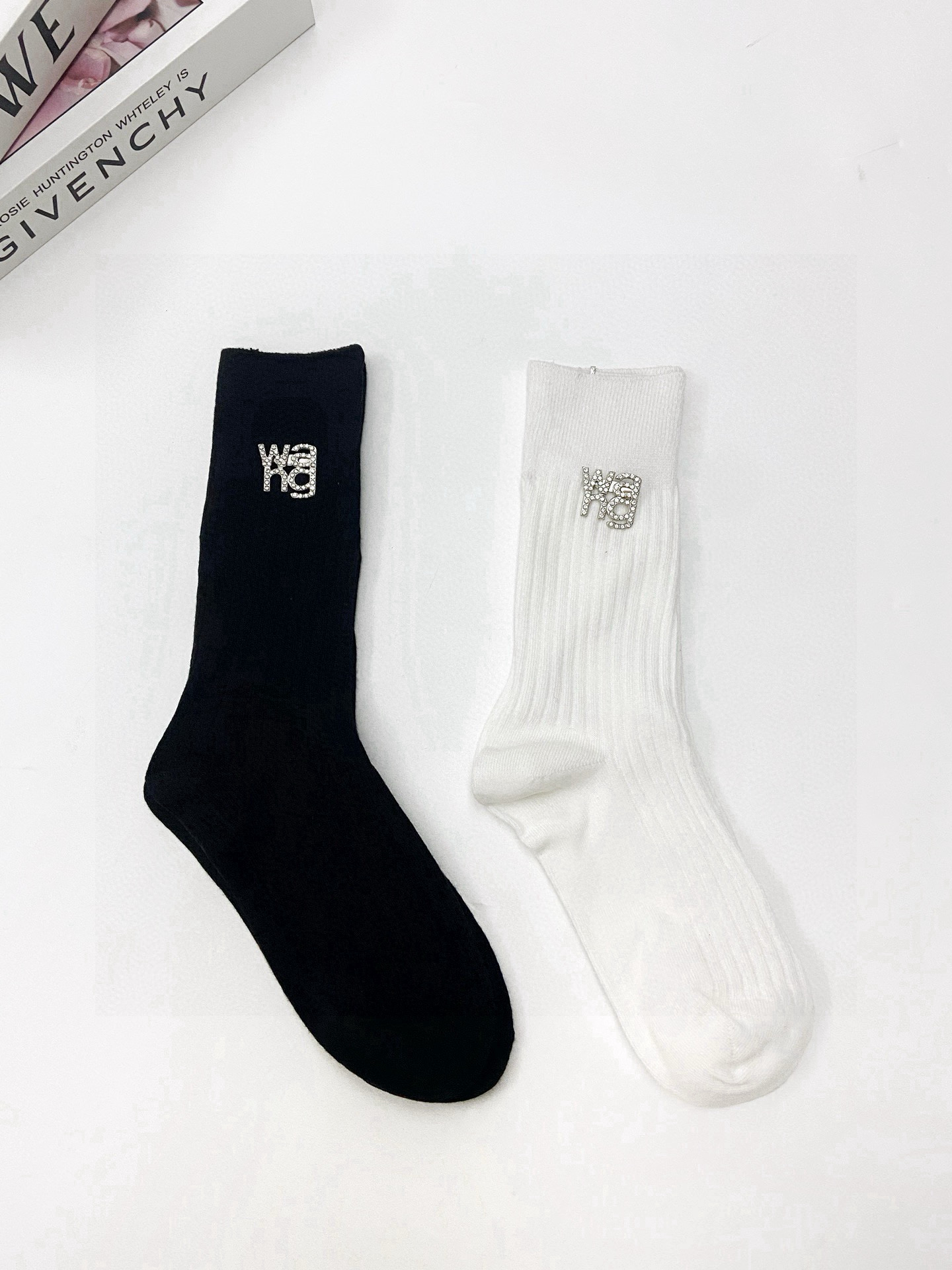  配包装
🌟【一盒2 双】
 🌟亚历山大·王 alexanderwang经典字母logo 别针 纯棉中筒