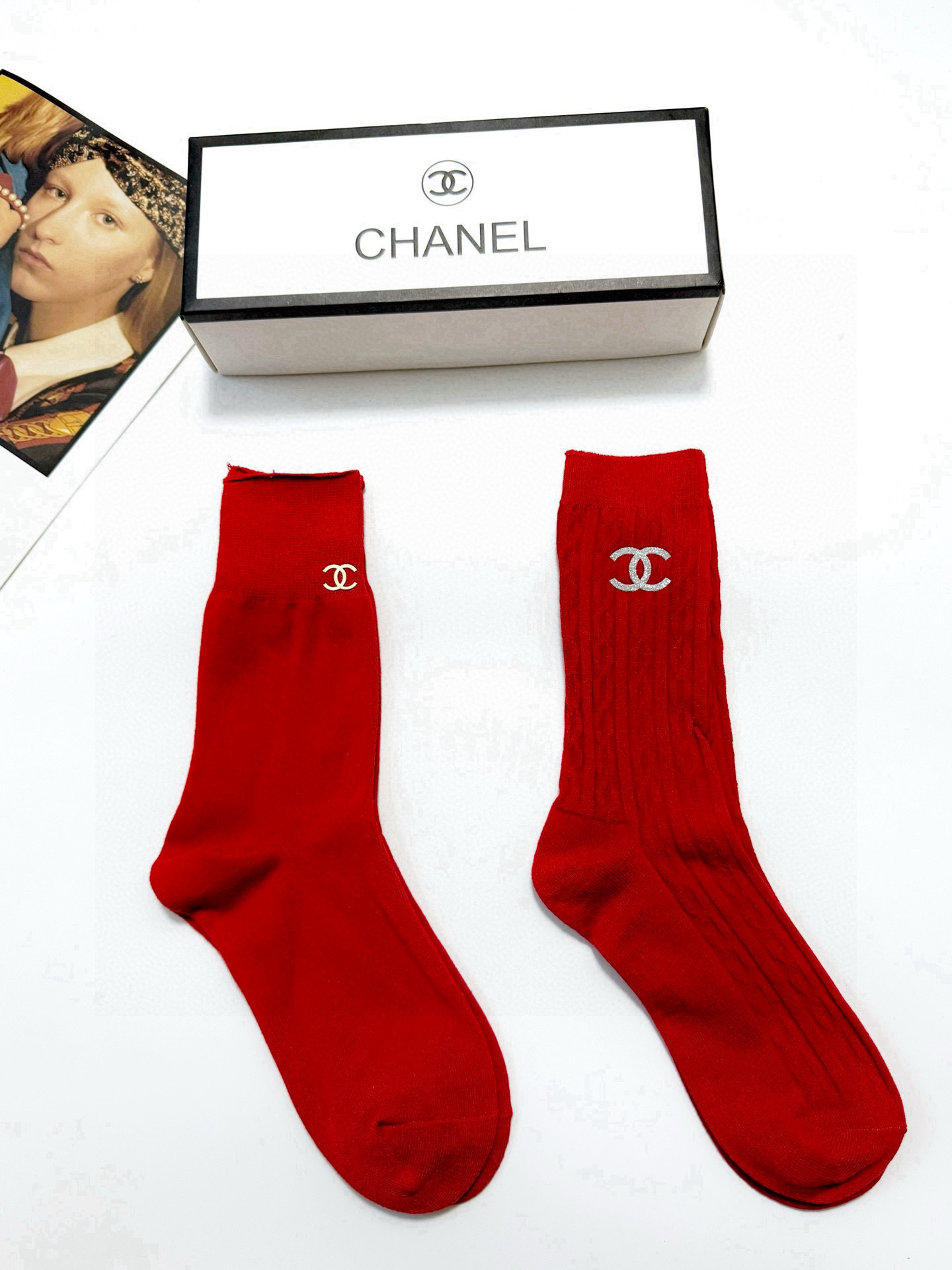  配包装
🌟【一盒2双】
🌟Chanel 香奈儿 经典双C 字母 logo 纯棉中筒袜 小腿袜 年袜 。