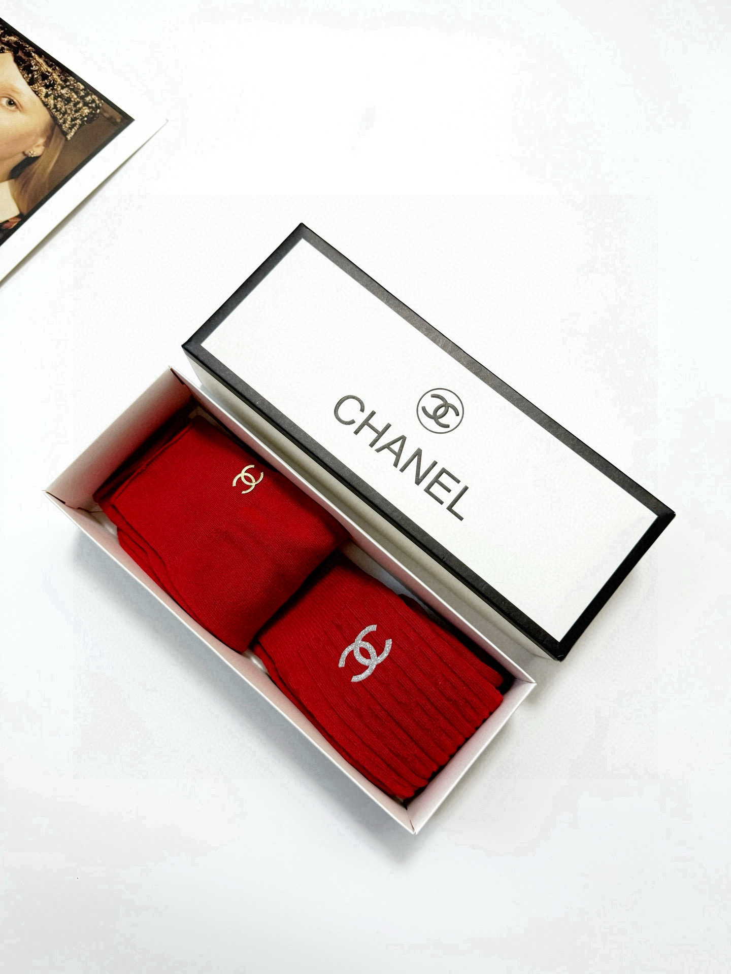  配包装
🌟【一盒2双】
🌟Chanel 香奈儿 经典双C 字母 logo 纯棉中筒袜 小腿袜 年袜 。