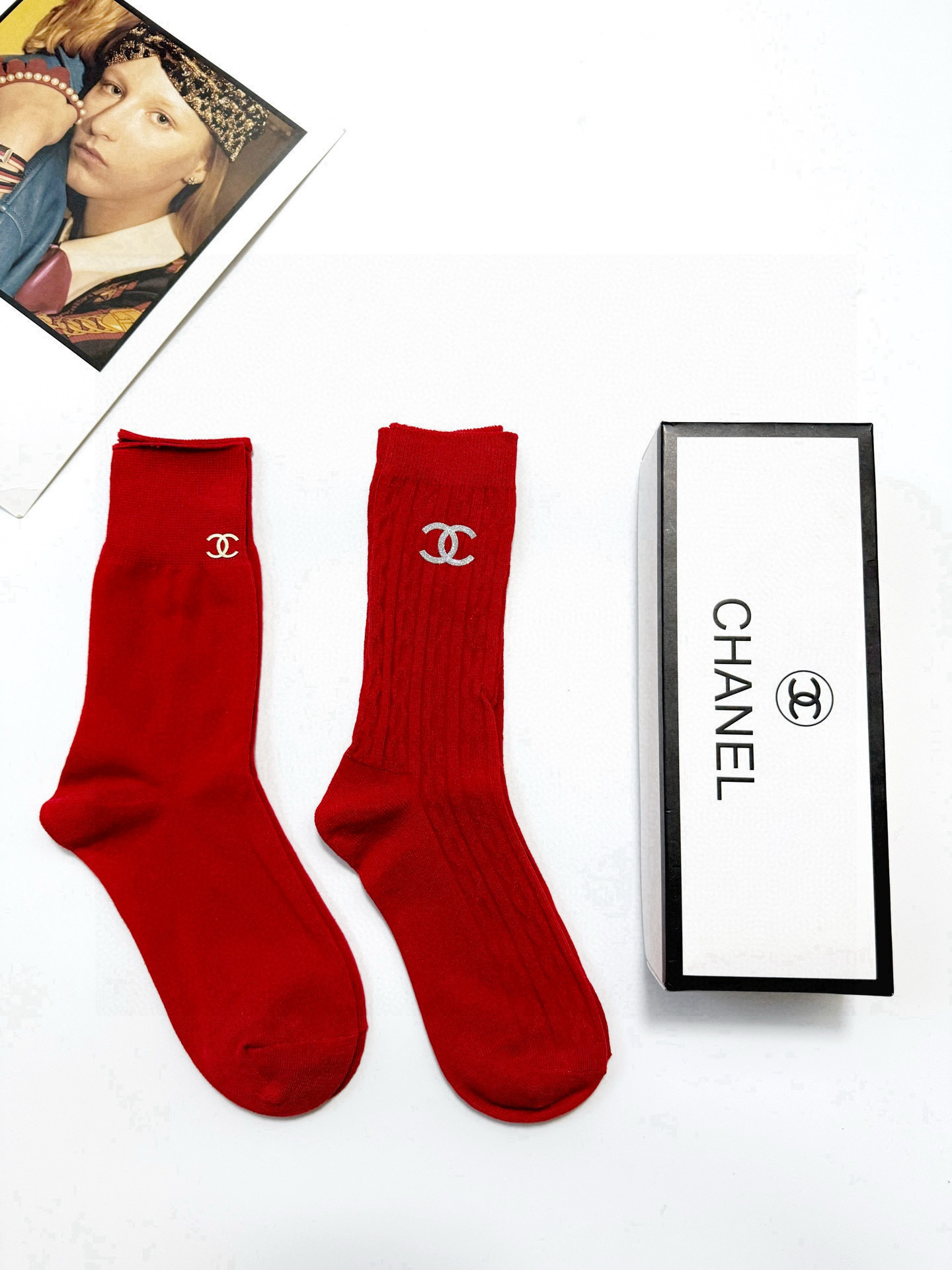  配包装
🌟【一盒2双】
🌟Chanel 香奈儿 经典双C 字母 logo 纯棉中筒袜 小腿袜 年袜 。