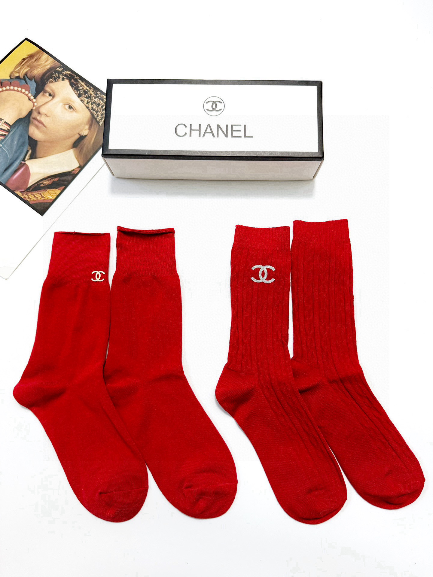  配包装
🌟【一盒2双】
🌟Chanel 香奈儿 经典双C 字母 logo 纯棉中筒袜 小腿袜 年袜 。