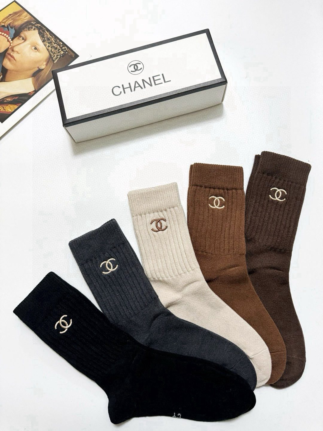  配包装
🌟【一盒5 双】
 🌟Chanel香奈儿 经典刺绣字母logo 羊绒混纺中筒袜   ，软糯亲肤