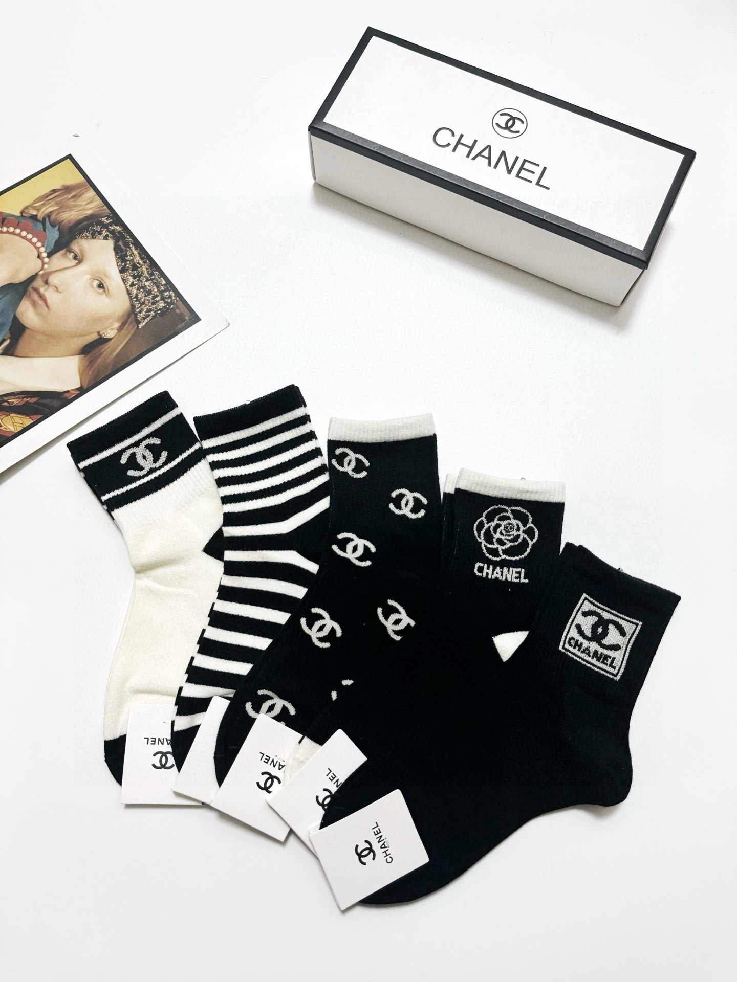  配包装
🌟【一盒5 双】
 🌟Chanel 香奈儿 经典字母logo 纯棉中筒袜   ，ins超火爆短