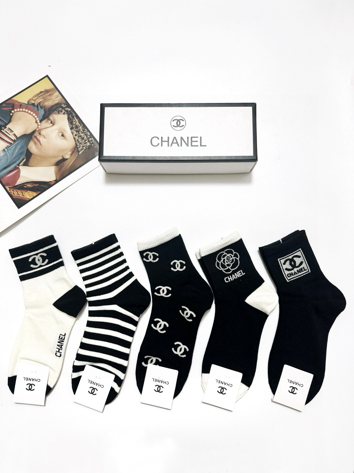  配包装
🌟【一盒5 双】
 🌟Chanel 香奈儿 经典字母logo 纯棉中筒袜   ，ins超火爆短