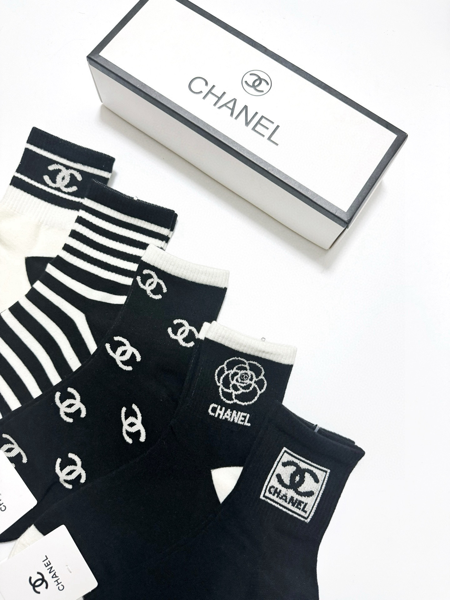  配包装
🌟【一盒5 双】
 🌟Chanel 香奈儿 经典字母logo 纯棉中筒袜   ，ins超火爆短
