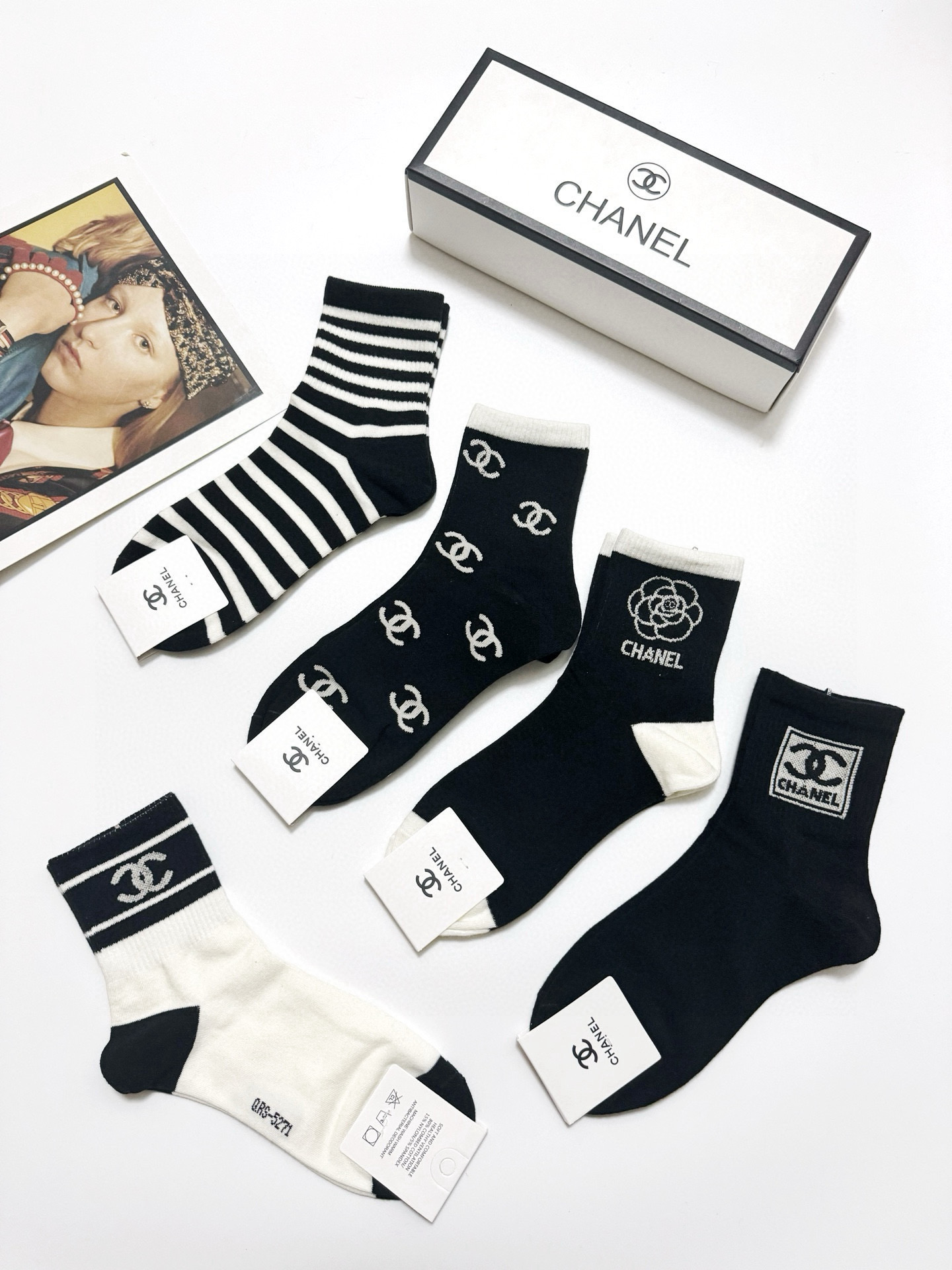  配包装
🌟【一盒5 双】
 🌟Chanel 香奈儿 经典字母logo 纯棉中筒袜   ，ins超火爆短
