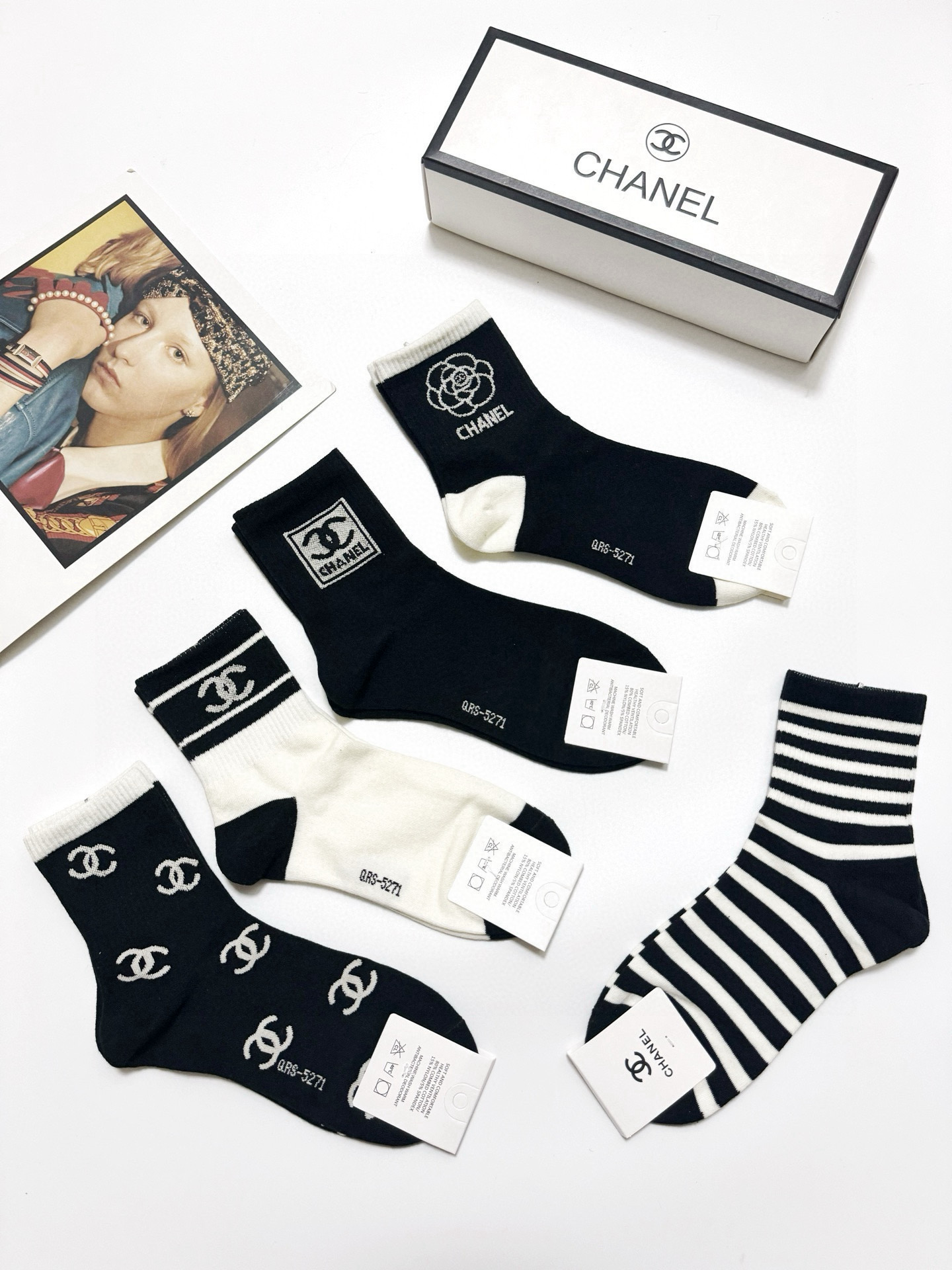  配包装
🌟【一盒5 双】
 🌟Chanel 香奈儿 经典字母logo 纯棉中筒袜   ，ins超火爆短