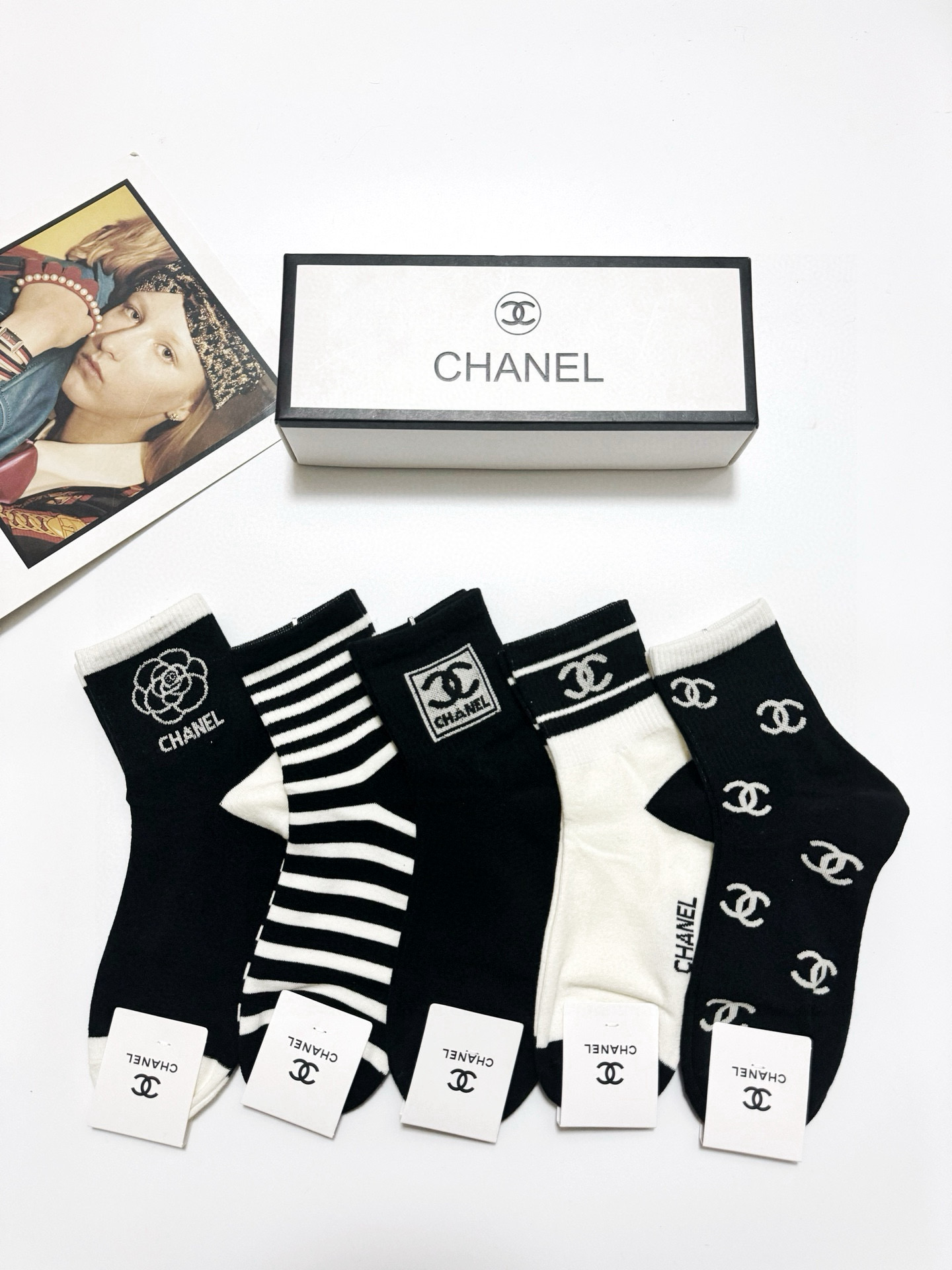  配包装
🌟【一盒5 双】
 🌟Chanel 香奈儿 经典字母logo 纯棉中筒袜   ，ins超火爆短