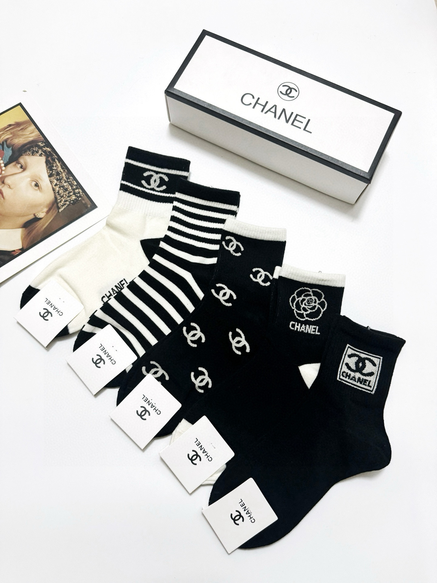  配包装
🌟【一盒5 双】
 🌟Chanel 香奈儿 经典字母logo 纯棉中筒袜   ，ins超火爆短