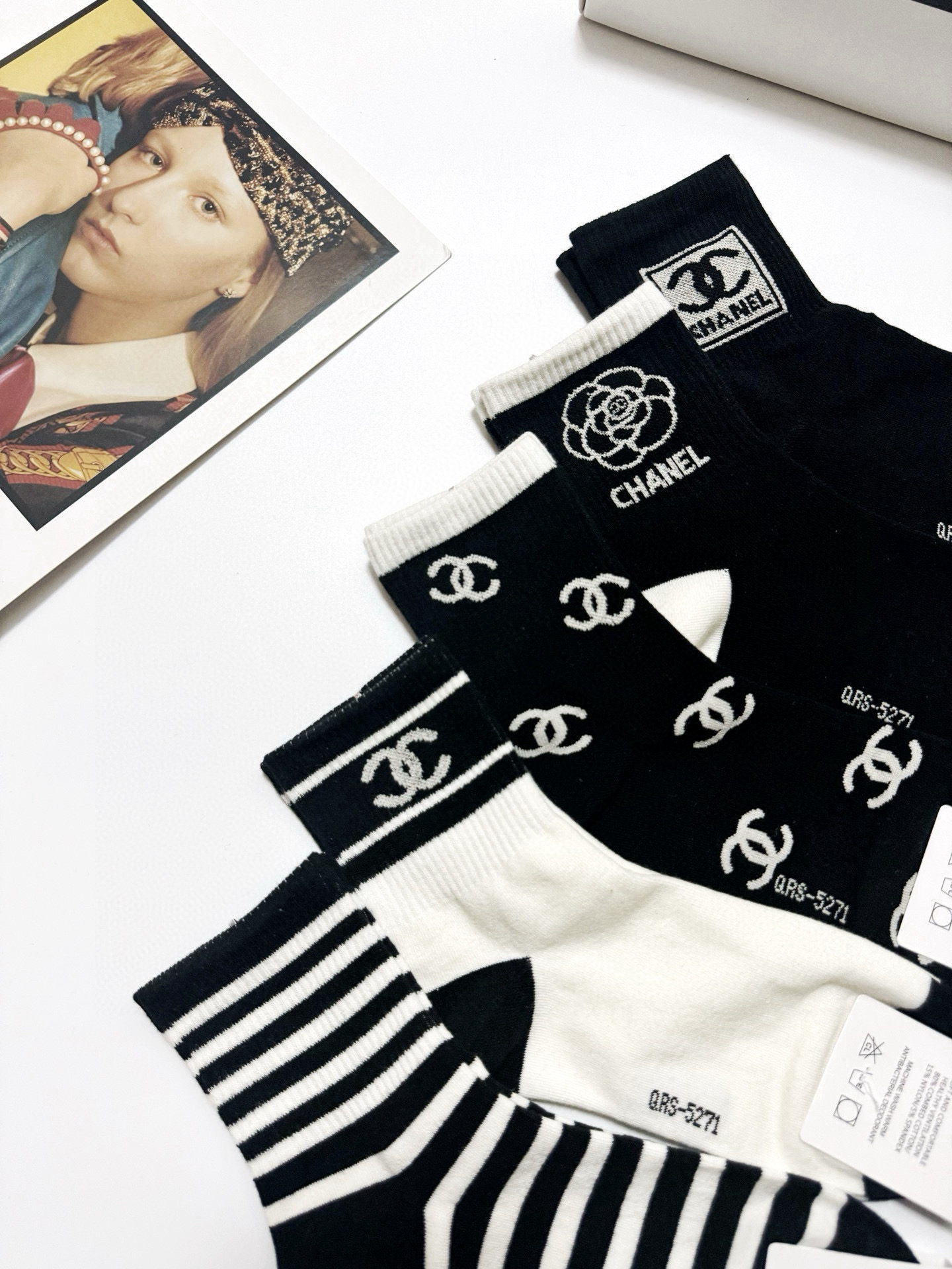  配包装
🌟【一盒5 双】
 🌟Chanel 香奈儿 经典字母logo 纯棉中筒袜   ，ins超火爆短