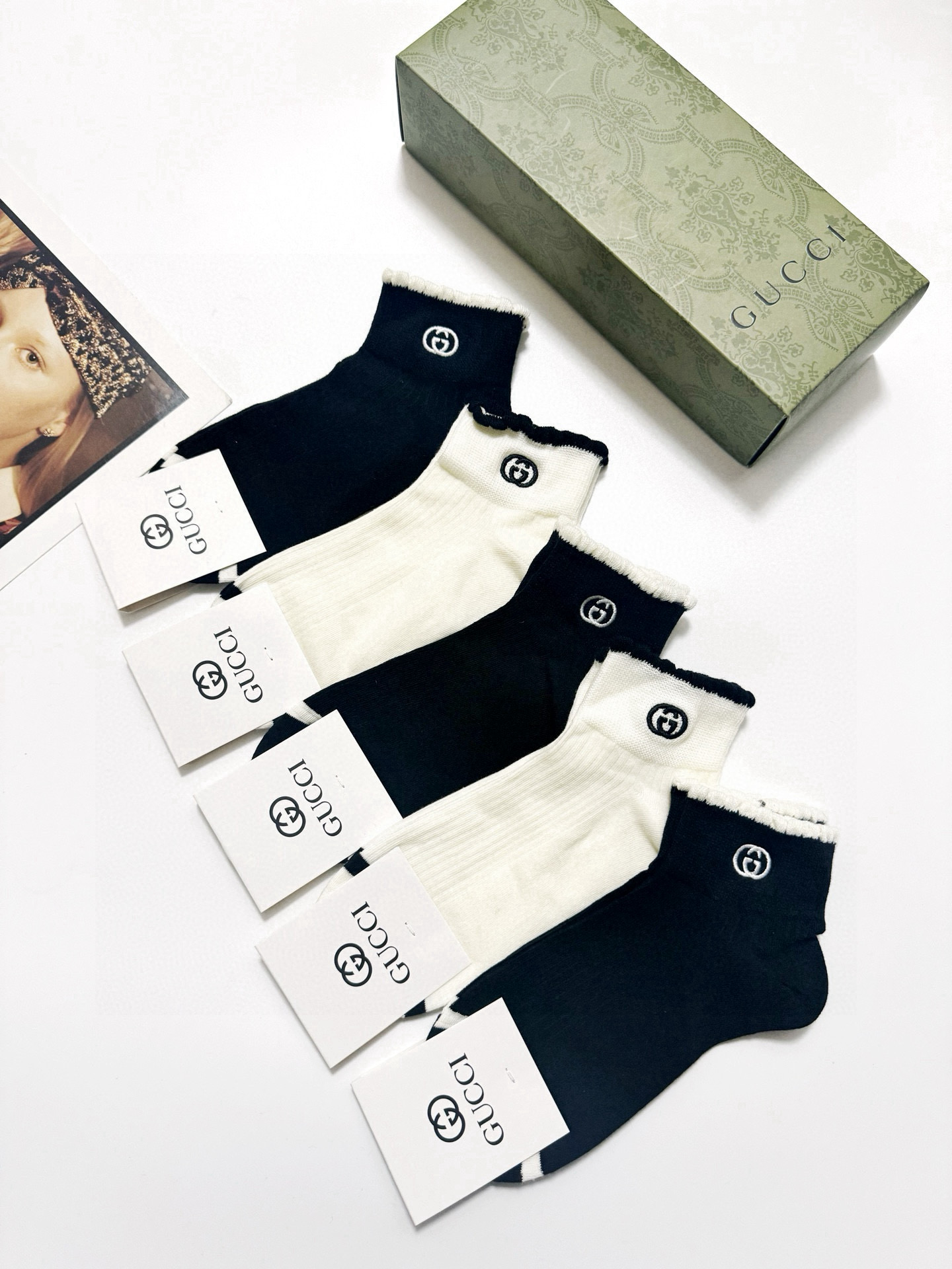  配包装
🌟【一盒5 双】
 🌟Gucci 古琦 经典刺绣字母logo 纯棉中筒袜   ，ins超火爆短