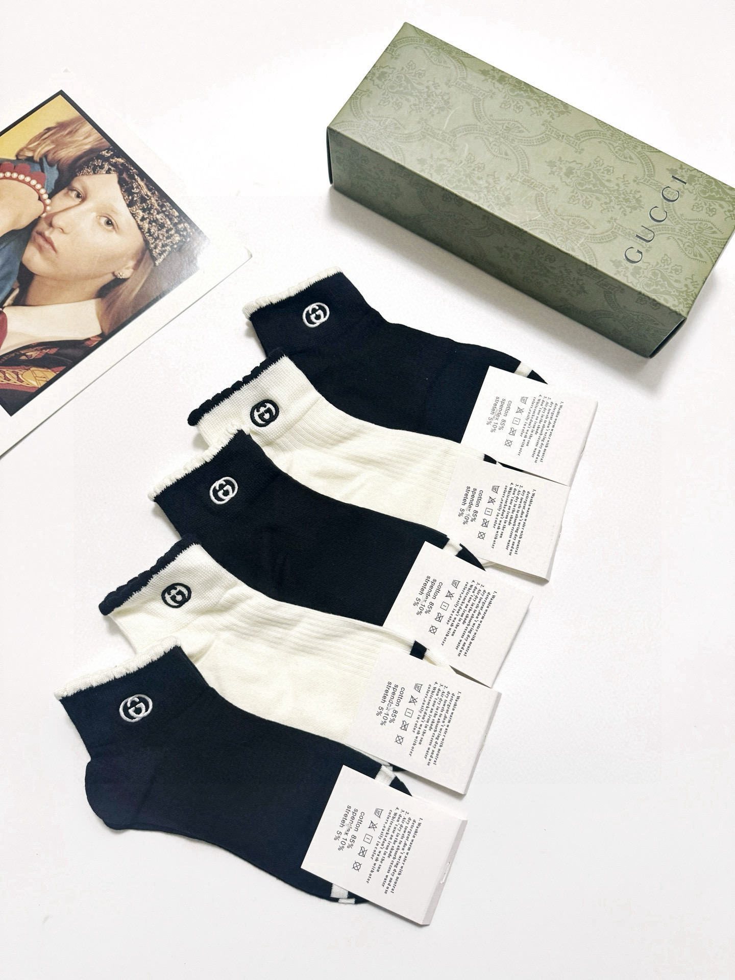  配包装
🌟【一盒5 双】
 🌟Gucci 古琦 经典刺绣字母logo 纯棉中筒袜   ，ins超火爆短