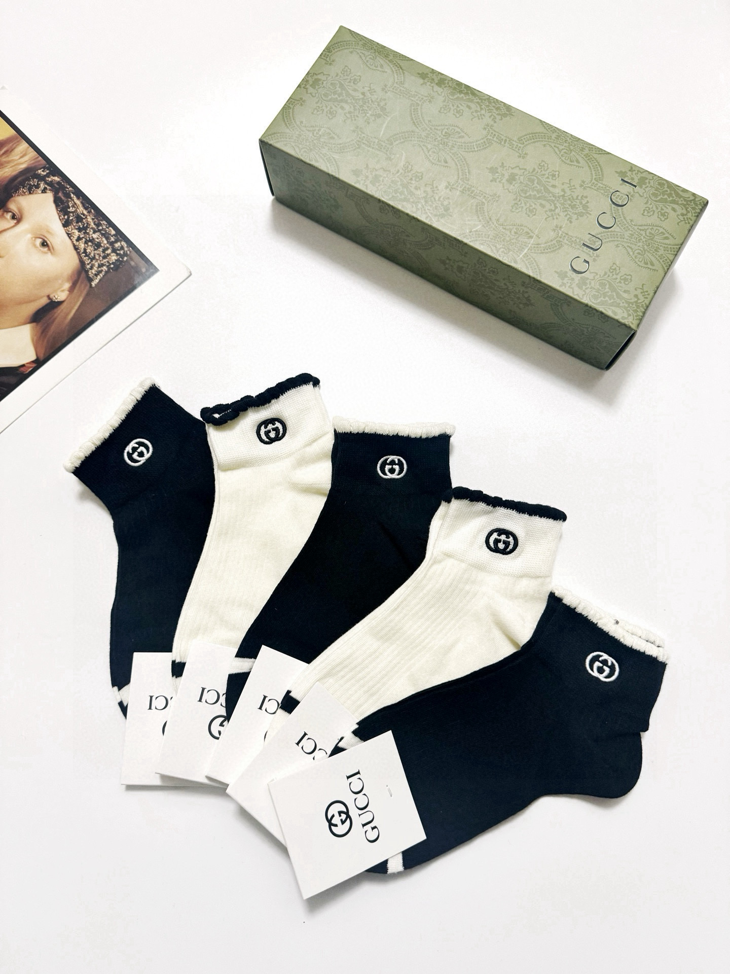  配包装
🌟【一盒5 双】
 🌟Gucci 古琦 经典刺绣字母logo 纯棉中筒袜   ，ins超火爆短