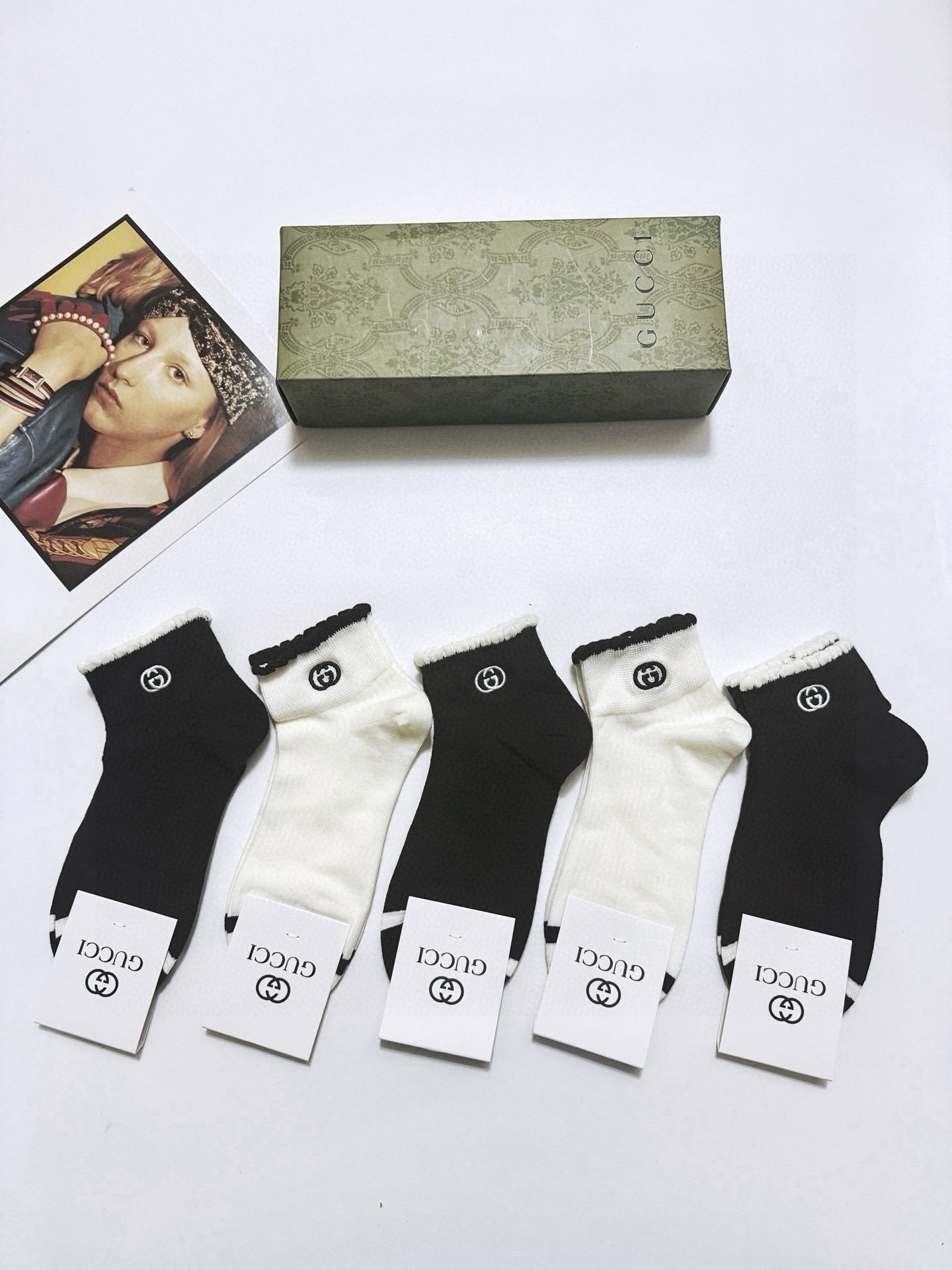  配包装
🌟【一盒5 双】
 🌟Gucci 古琦 经典刺绣字母logo 纯棉中筒袜   ，ins超火爆短
