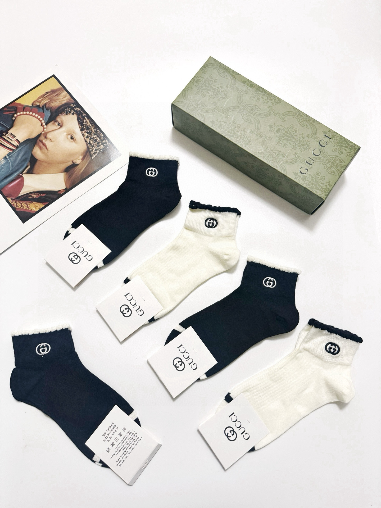  配包装
🌟【一盒5 双】
 🌟Gucci 古琦 经典刺绣字母logo 纯棉中筒袜   ，ins超火爆短