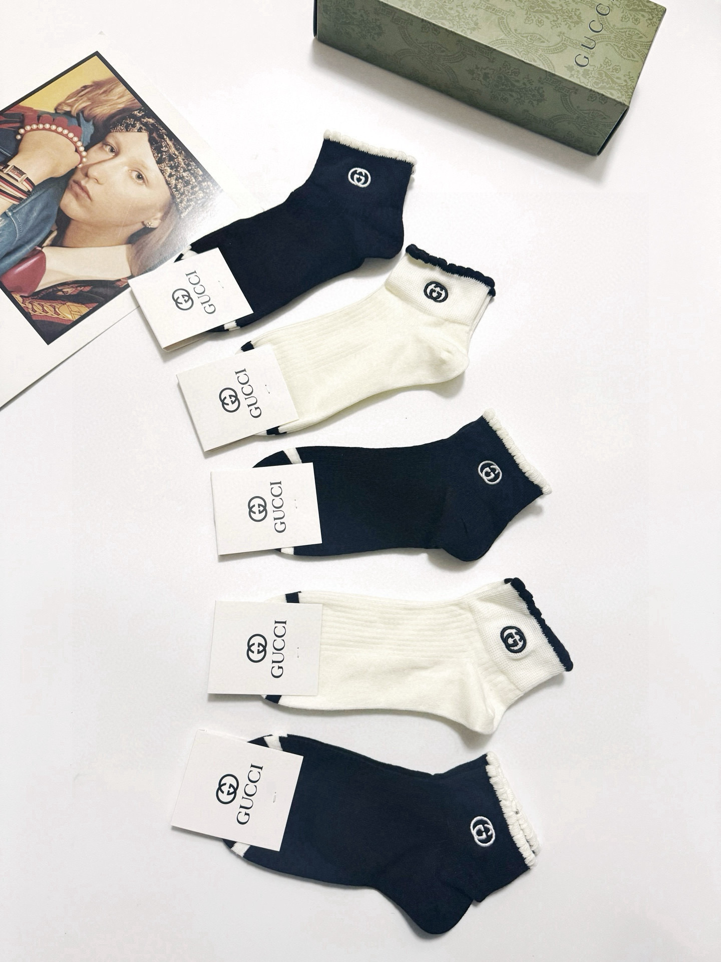  配包装
🌟【一盒5 双】
 🌟Gucci 古琦 经典刺绣字母logo 纯棉中筒袜   ，ins超火爆短