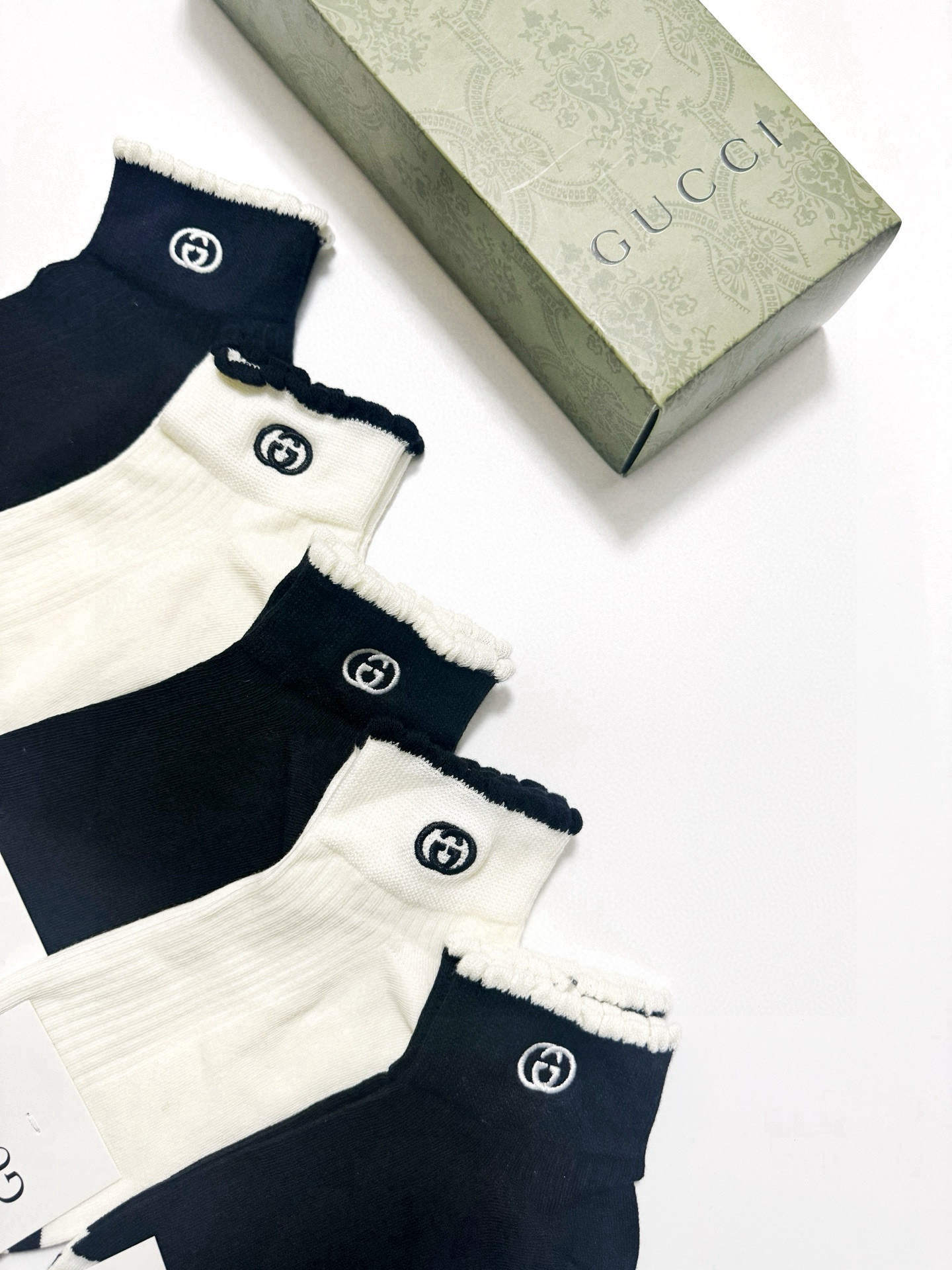  配包装
🌟【一盒5 双】
 🌟Gucci 古琦 经典刺绣字母logo 纯棉中筒袜   ，ins超火爆短