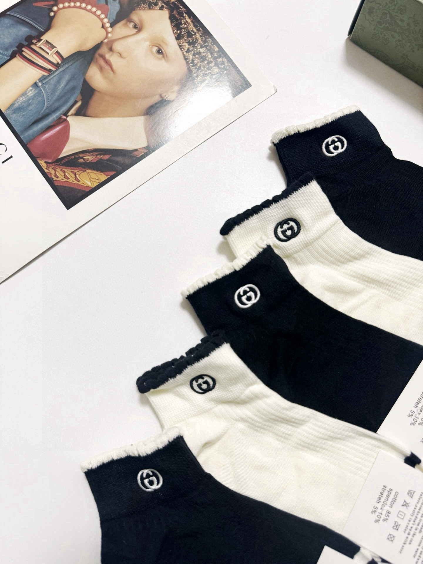  配包装
🌟【一盒5 双】
 🌟Gucci 古琦 经典刺绣字母logo 纯棉中筒袜   ，ins超火爆短