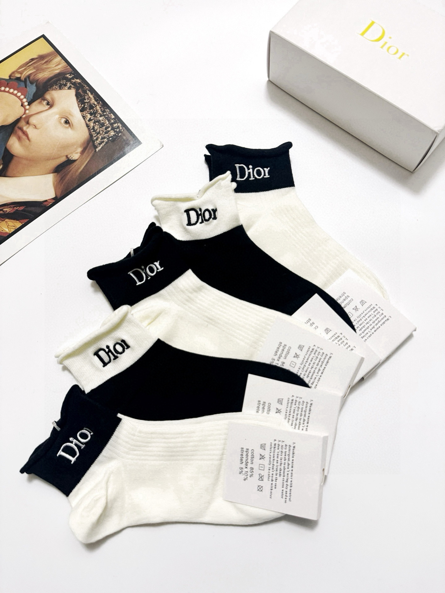  配包装
🌟【一盒5 双】
 🌟Dior 迪奥 经典字母刺绣logo 纯棉中筒袜   ，ins超火爆短袜