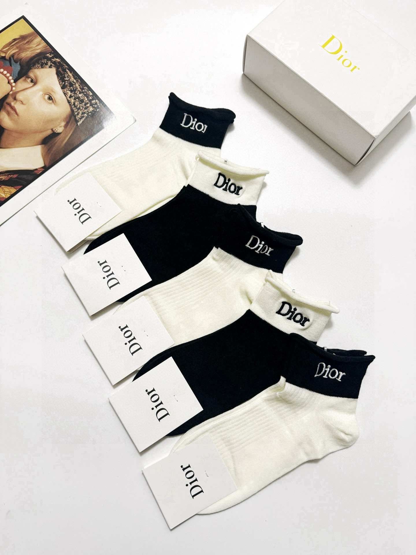  配包装
🌟【一盒5 双】
 🌟Dior 迪奥 经典字母刺绣logo 纯棉中筒袜   ，ins超火爆短袜