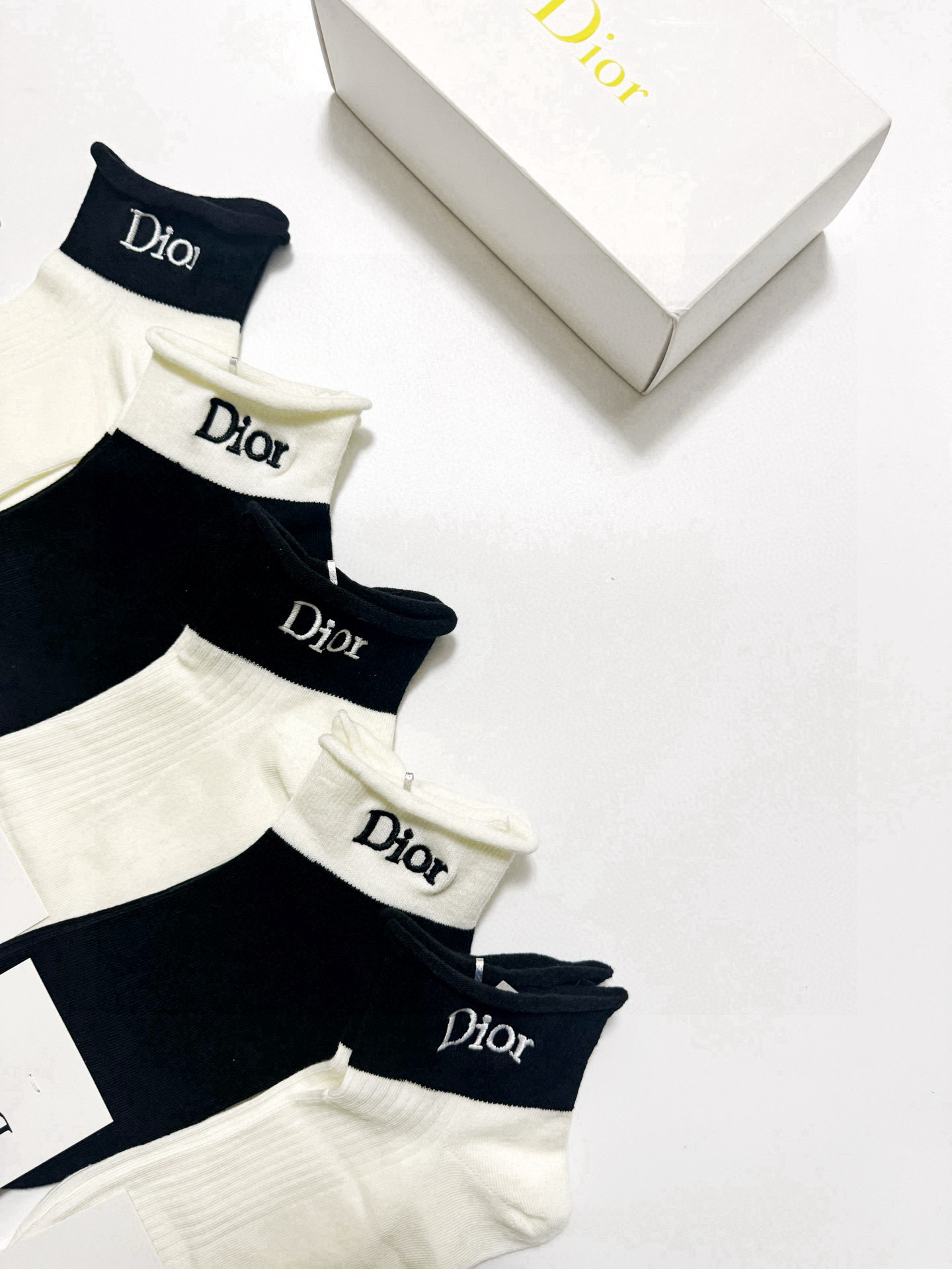 配包装
🌟【一盒5 双】
 🌟Dior 迪奥 经典字母刺绣logo 纯棉中筒袜   ，ins超火爆短袜