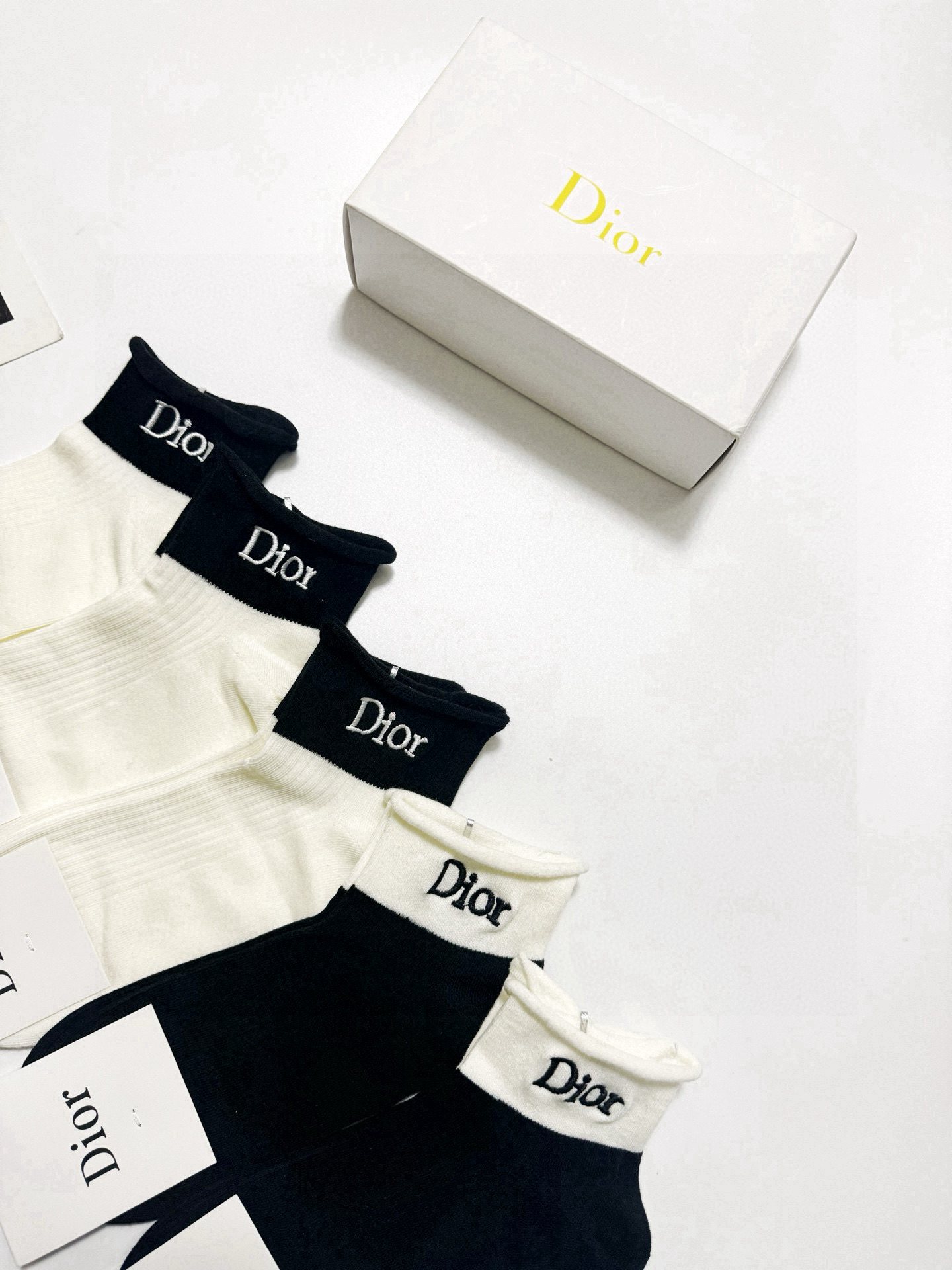  配包装
🌟【一盒5 双】
 🌟Dior 迪奥 经典字母刺绣logo 纯棉中筒袜   ，ins超火爆短袜