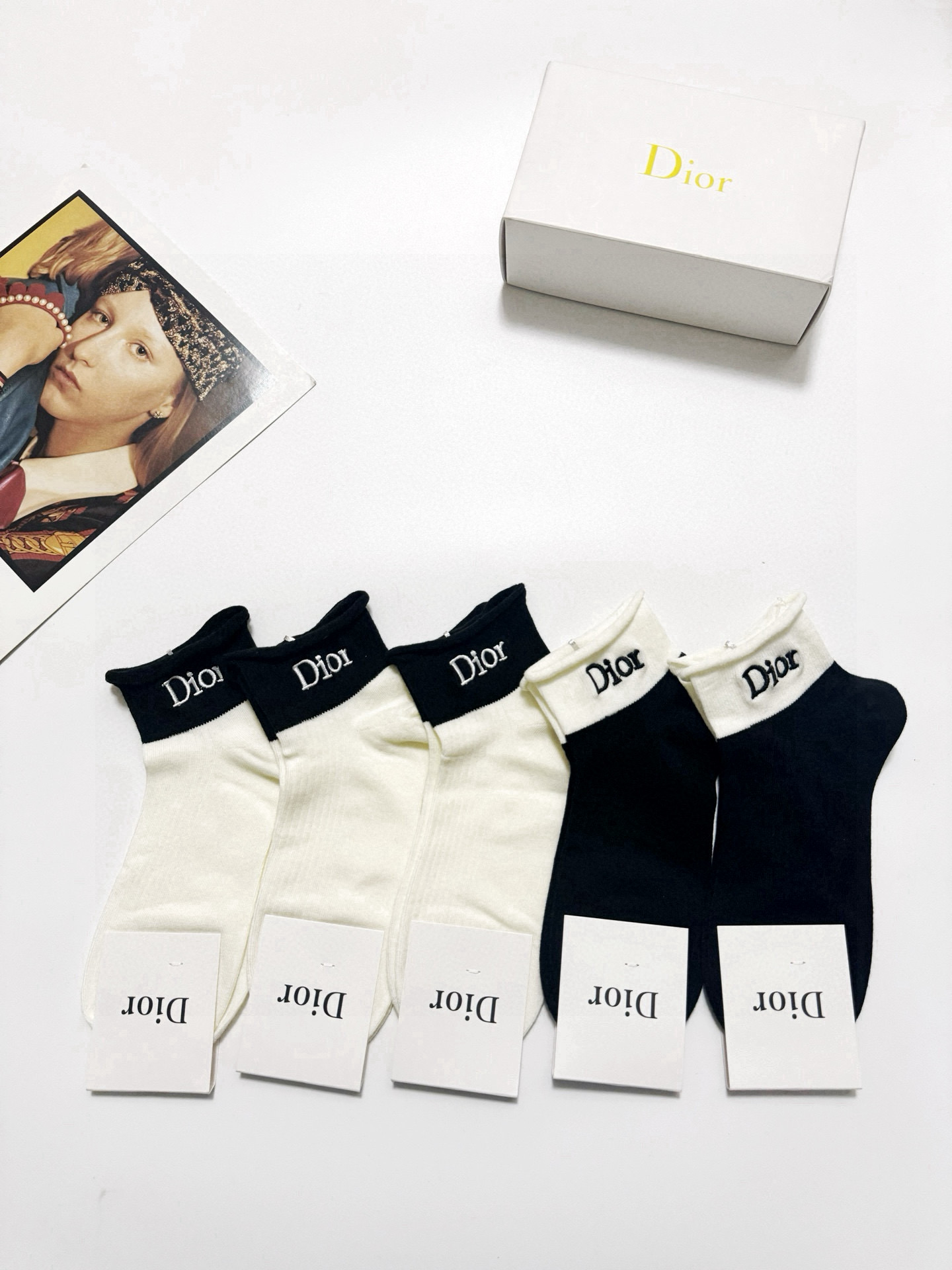  配包装
🌟【一盒5 双】
 🌟Dior 迪奥 经典字母刺绣logo 纯棉中筒袜   ，ins超火爆短袜