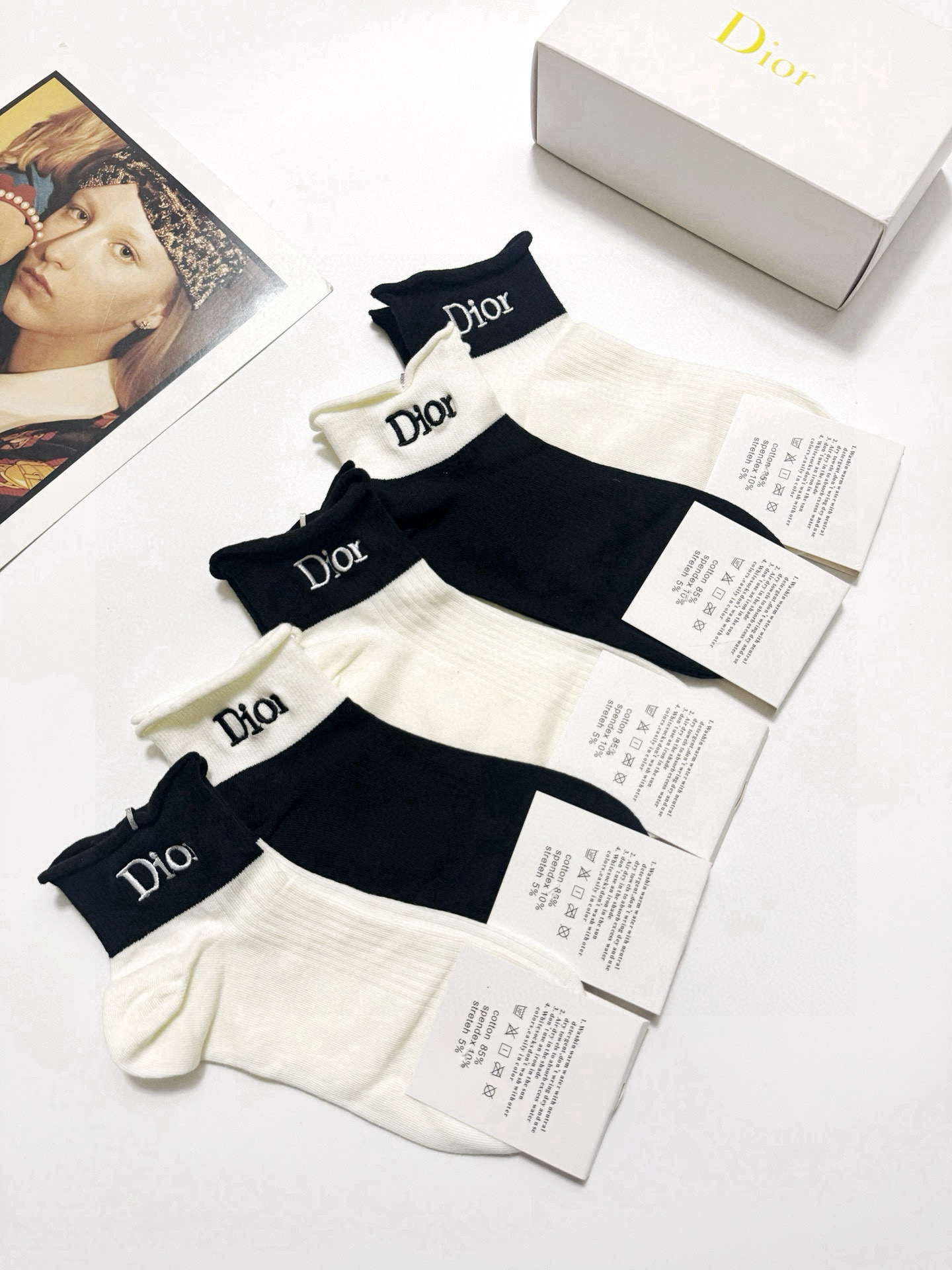  配包装
🌟【一盒5 双】
 🌟Dior 迪奥 经典字母刺绣logo 纯棉中筒袜   ，ins超火爆短袜